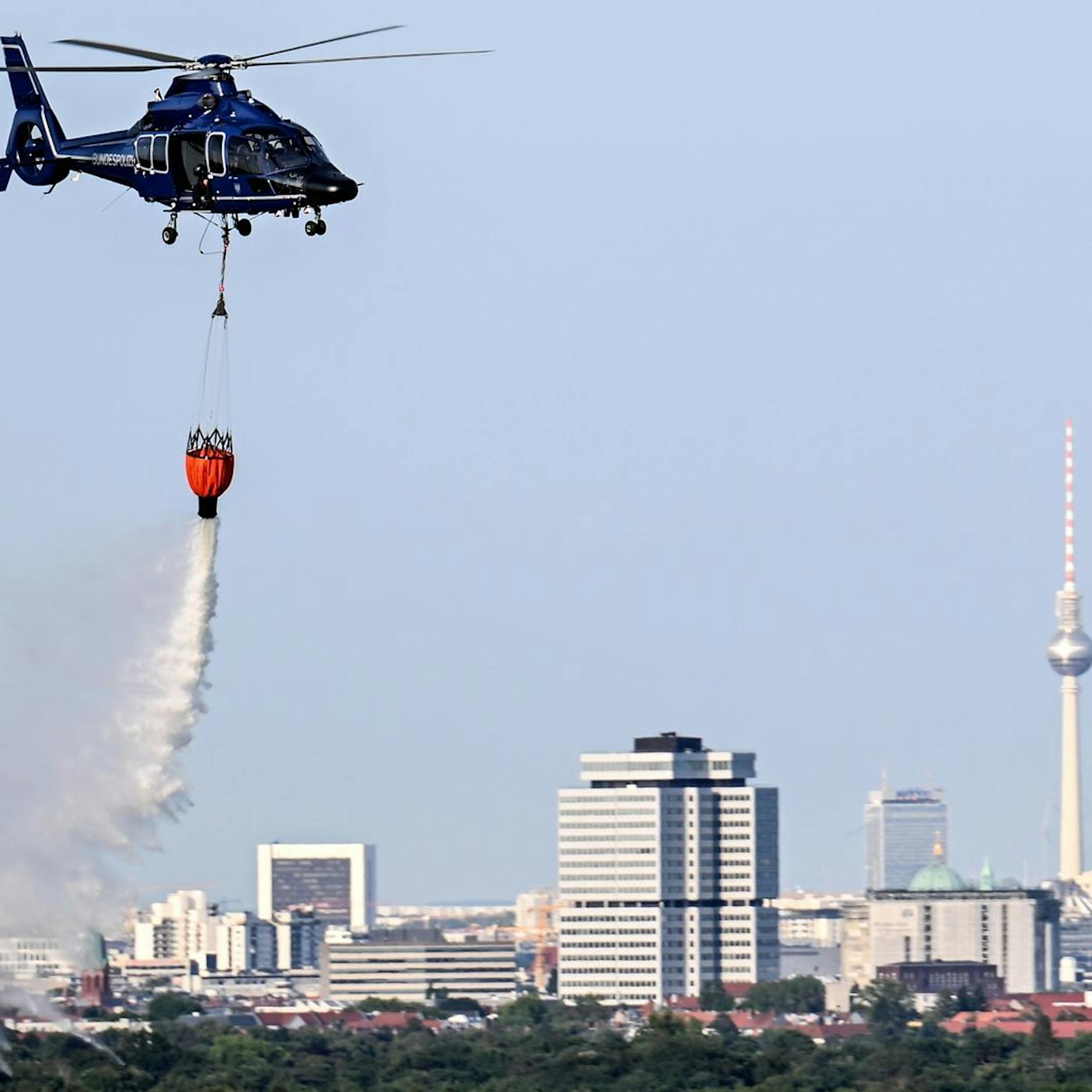 Hubschrauber der Bundespolizei löschen bei Feuer im Berliner Grunewald