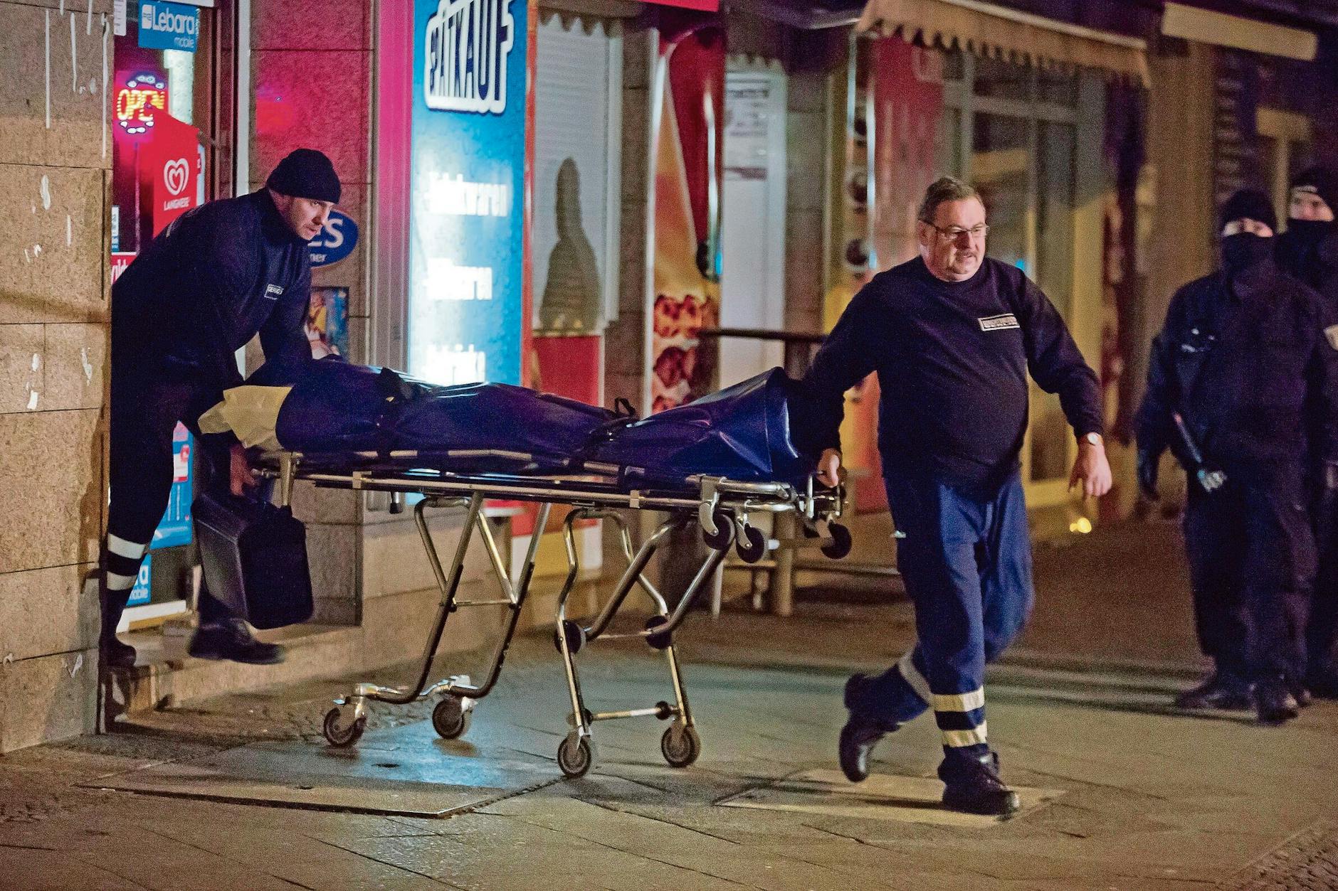 Wettbüro-Mord: Gerichtsmediziner transportieren die Leiche des Opfers ab. Er war von Hells-Angels-Rockern getötet worden.