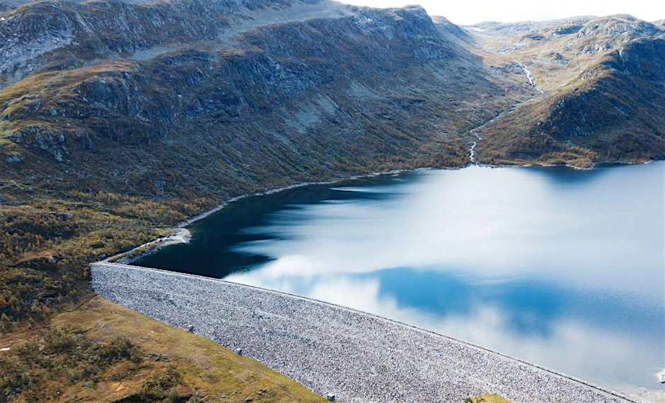 Talsperre eines Stausees in Norwegen.