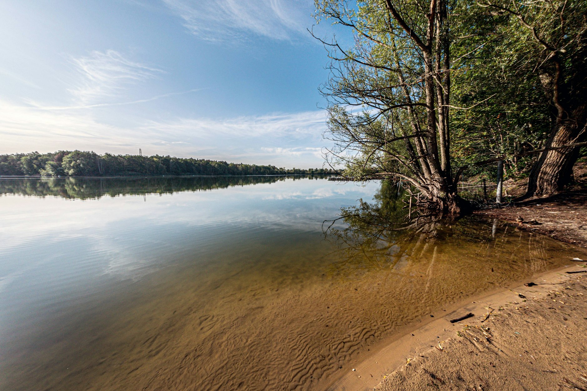 Keine Badegäste, kein Müll, kein gar nix – nur der herrlich klare Flughafensee und sein sauberer Sandstrand.