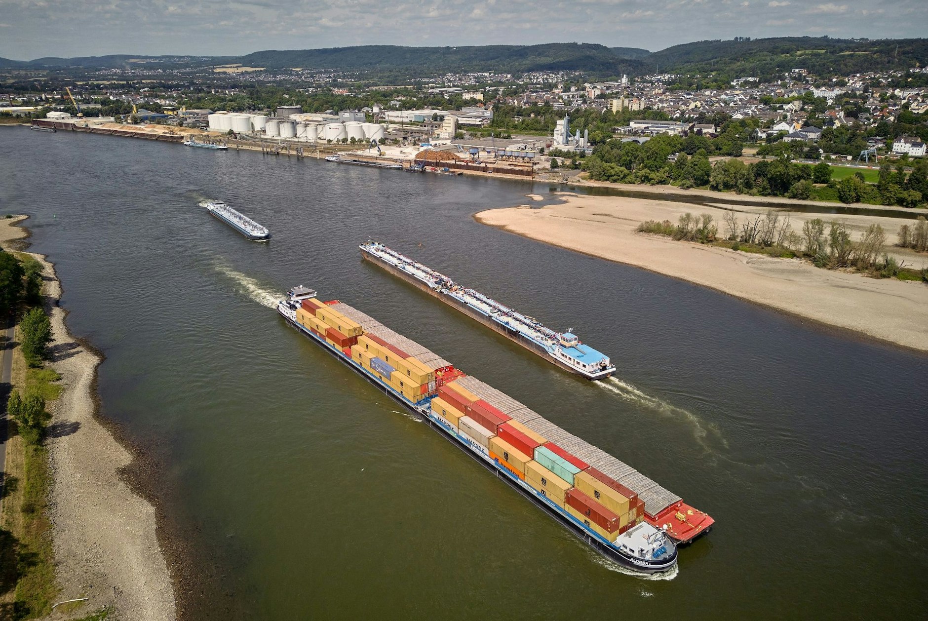 PRODUKTION - Der Schubverband "Alorba" passiert die Insel Graswerth bei Bendorf (Luftaufnahme mit einer Drohne). Seit Wochen regnet es kaum, die Pegelstände sinken, Uferzonen fallen trocken, neue Inseln steigen auf.  