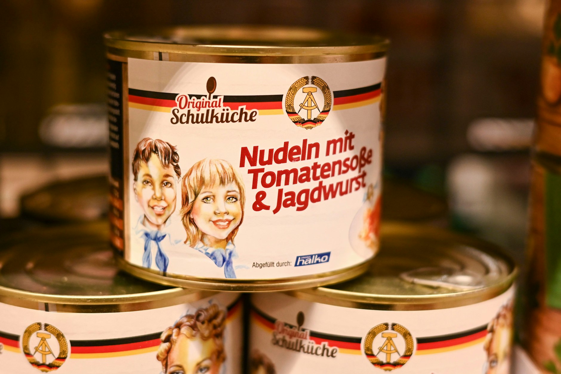 Mit Pionieren und DDR-Wappen: Solche Konserven mit Ostgerichten im Supermarktregal sorgen nun für Ärger.