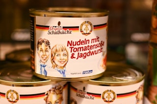 Ärger um NVA-Suppe und Pionier-Soljanka: Konserven mit DDR-Symbolen – verschwinden sie jetzt aus den Supermarkt-Regalen?