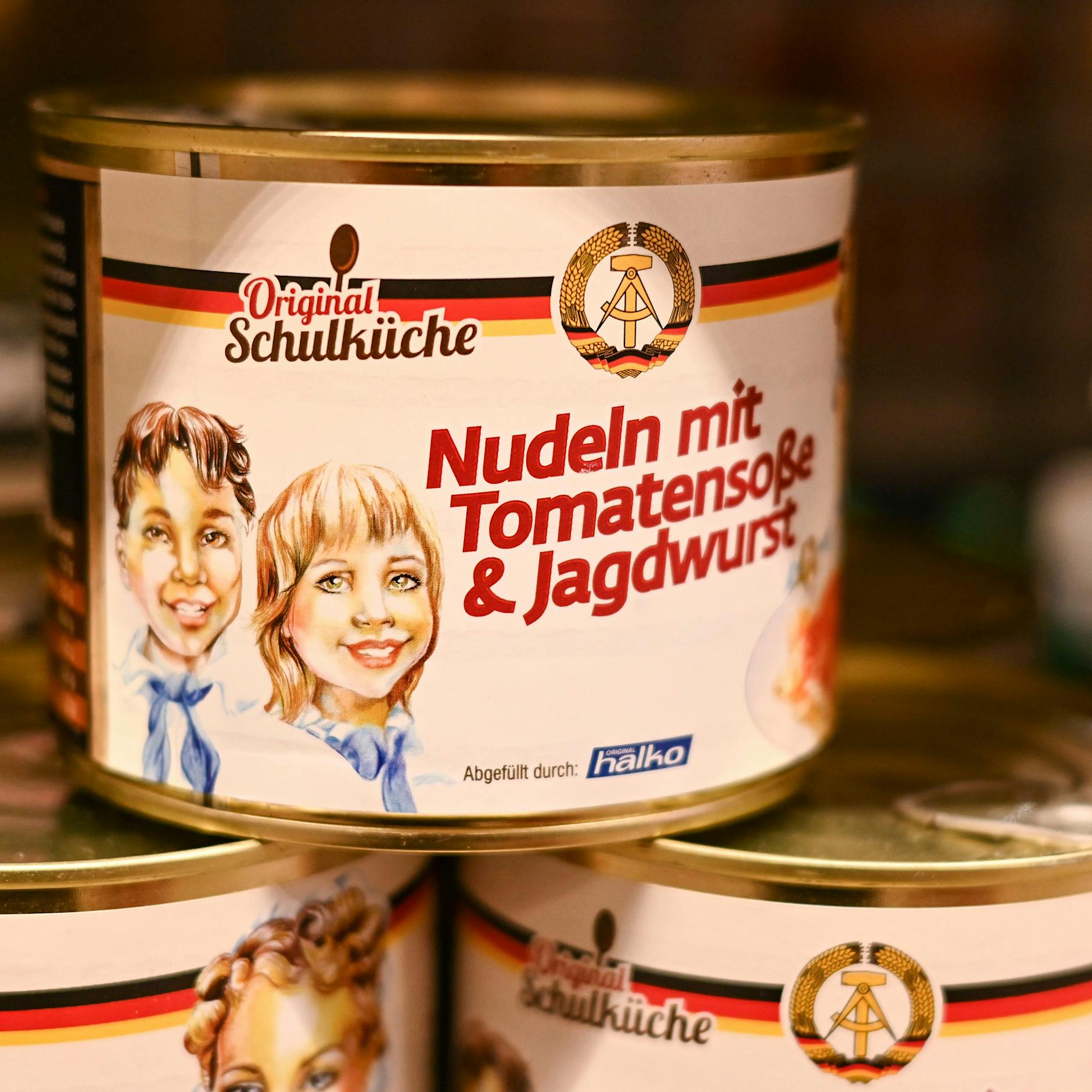 Ärger um NVA-Suppe und Pionier-Soljanka: Konserven mit DDR-Symbolen – verschwinden sie jetzt aus den Supermarkt-Regalen?