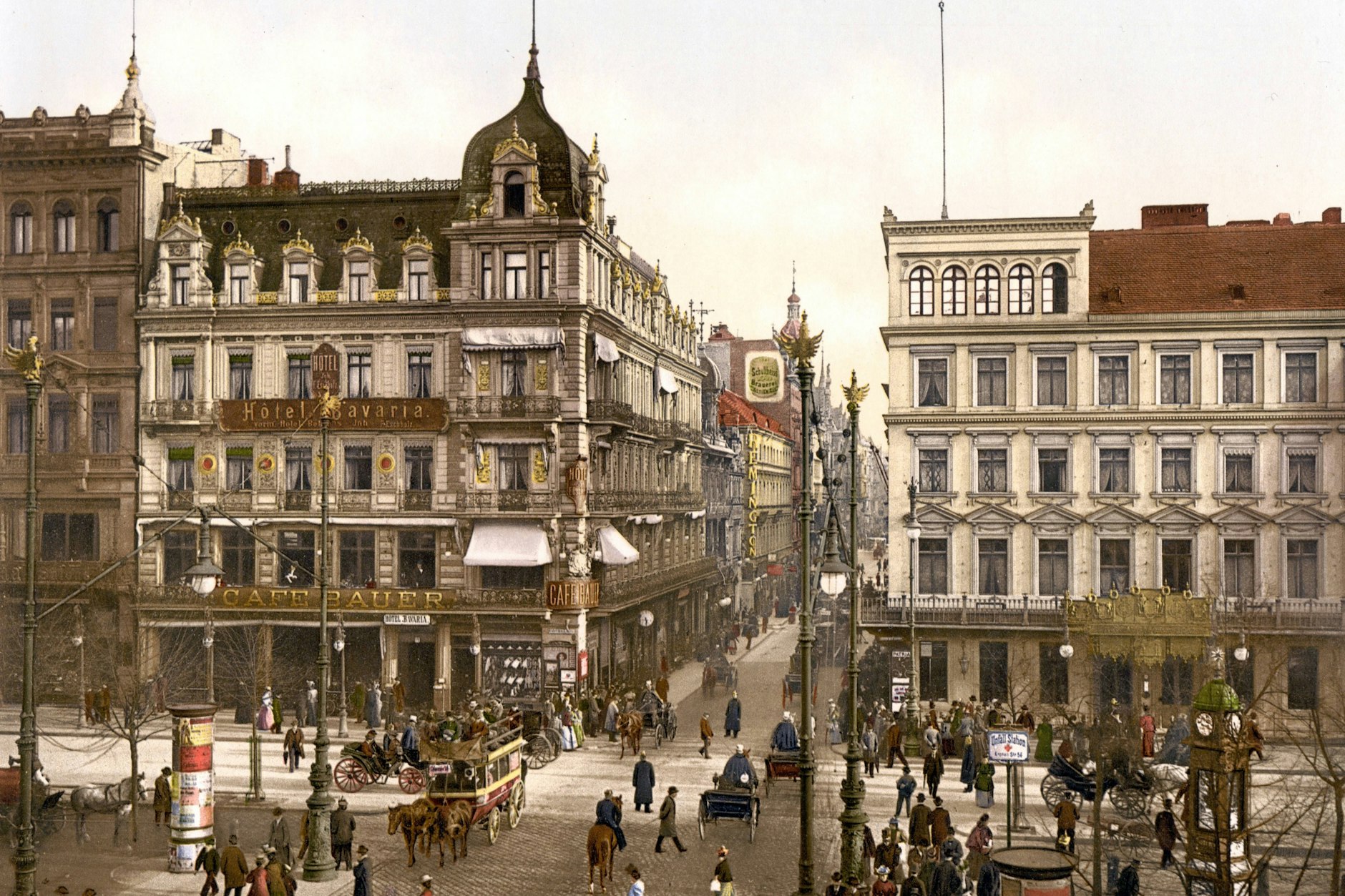 Das Café unter den Linden (vormals Café Bauer) und das Café Kranzler Unter den Linden, um 1900.