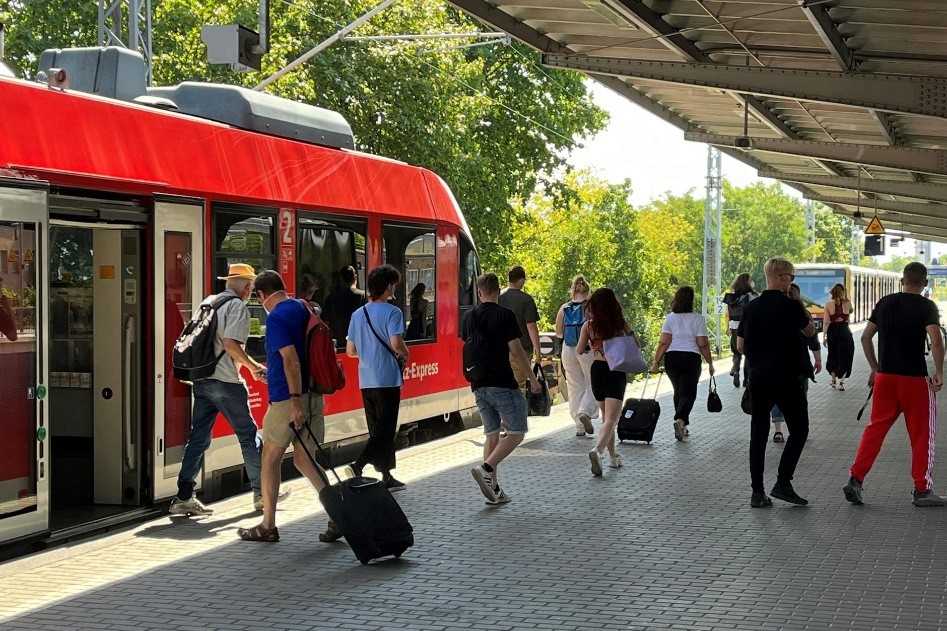 Alltag im Bahnhof Hennigsdorf: Der Regionalexpress RE6 aus Wittenberge ist angekommen, die Fahrgäste gehen zur S-Bahn S25 nach Berlin. Doch nicht selten wird der Anschluss verpasst.