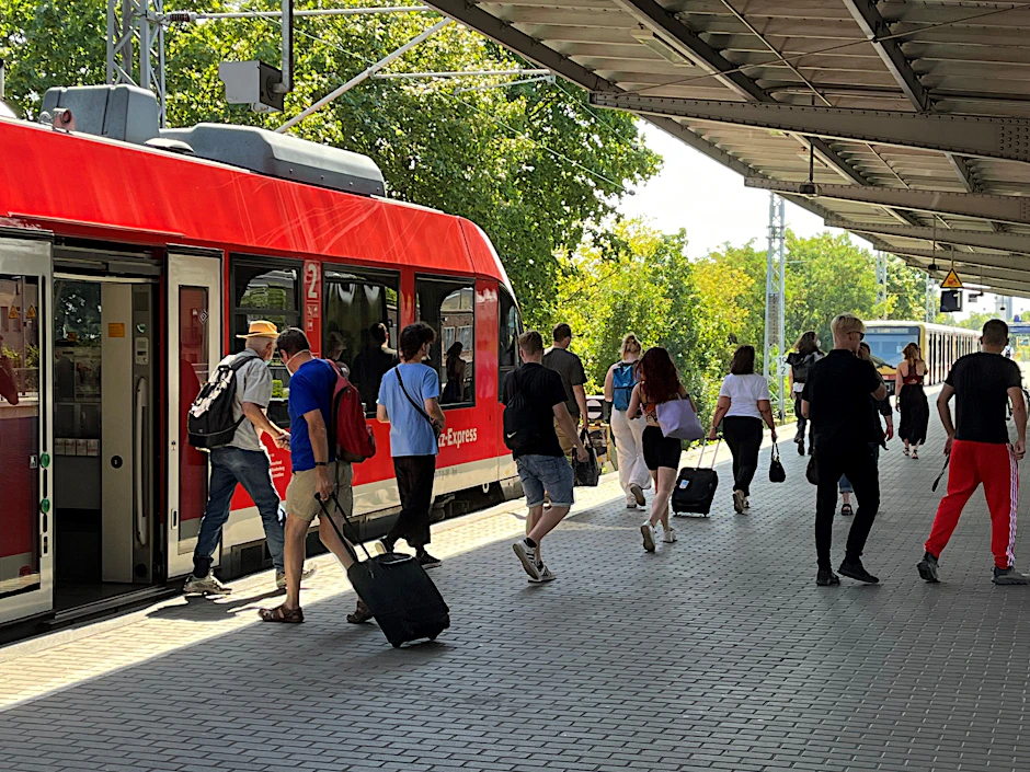 Alltag im Bahnhof Hennigsdorf: Der Regionalexpress RE6 aus Wittenberge ist angekommen, die Fahrgäste gehen zur S-Bahn S25 nach Berlin. Doch nicht selten wird der Anschluss verpasst.