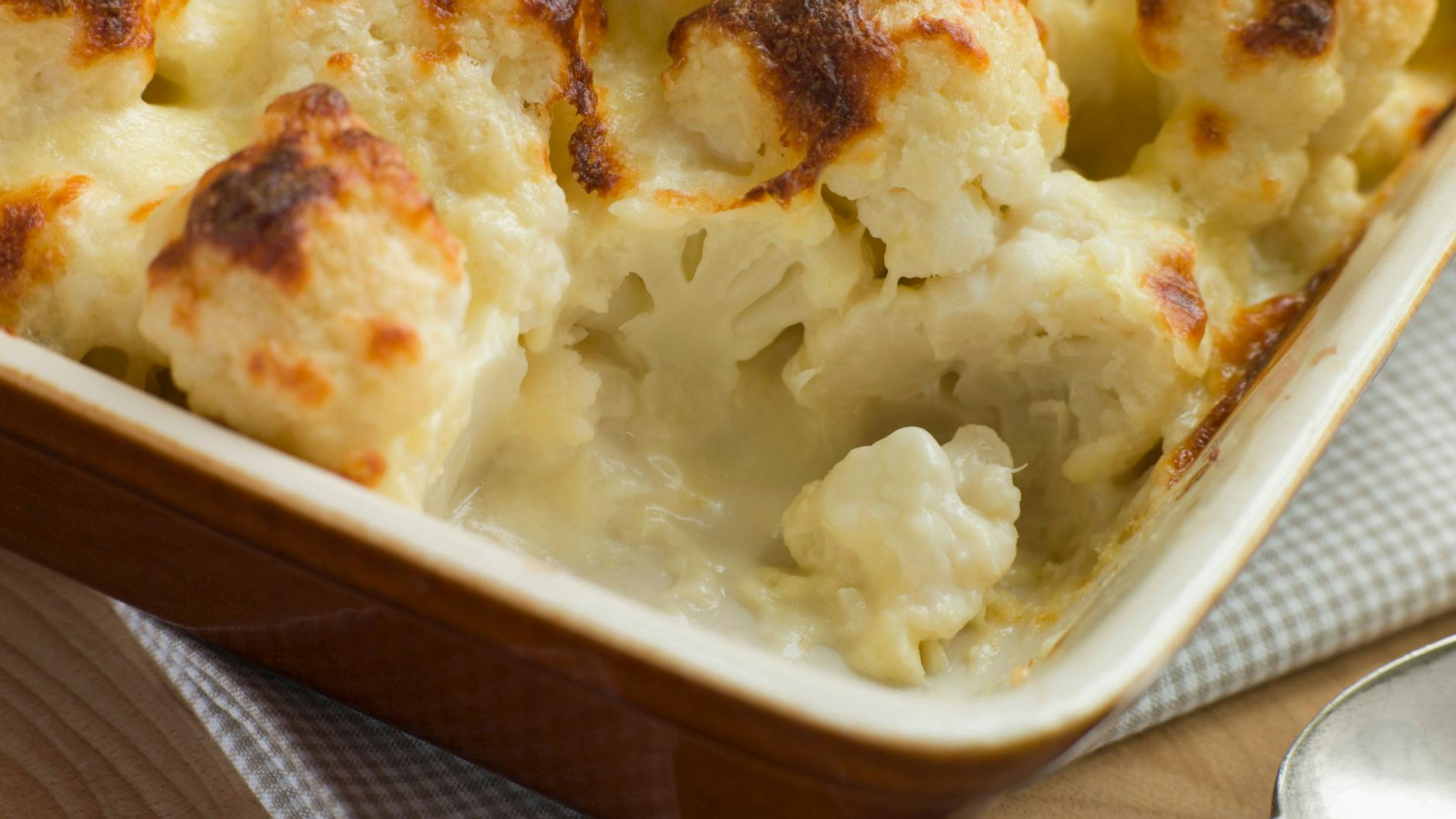 Das geniale Rezept für Blumenkohl-Auflauf ist fix gemacht und mega-lecker.