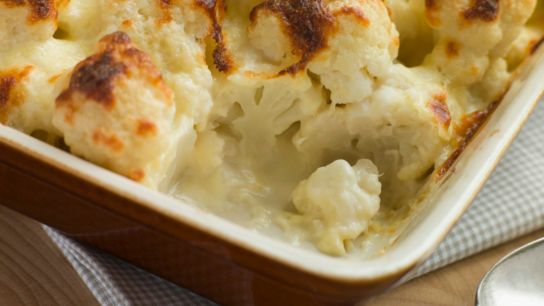 Das geniale Rezept für Blumenkohl-Auflauf ist fix gemacht und mega-lecker.