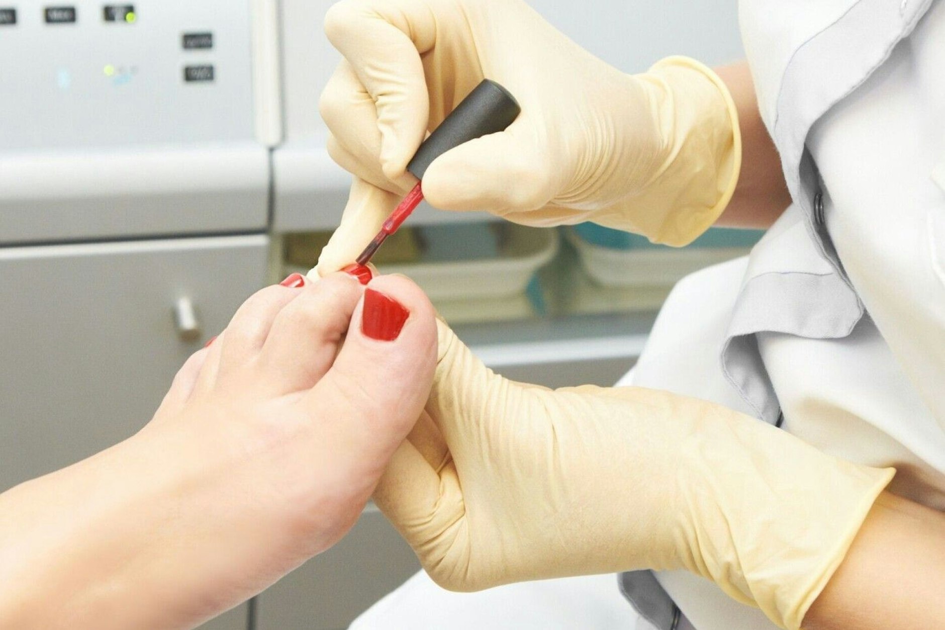 Kaum drin, schon dran – das funktioniert in guten Nagelstudios nur zur Urlaubs- und Reisezeit.