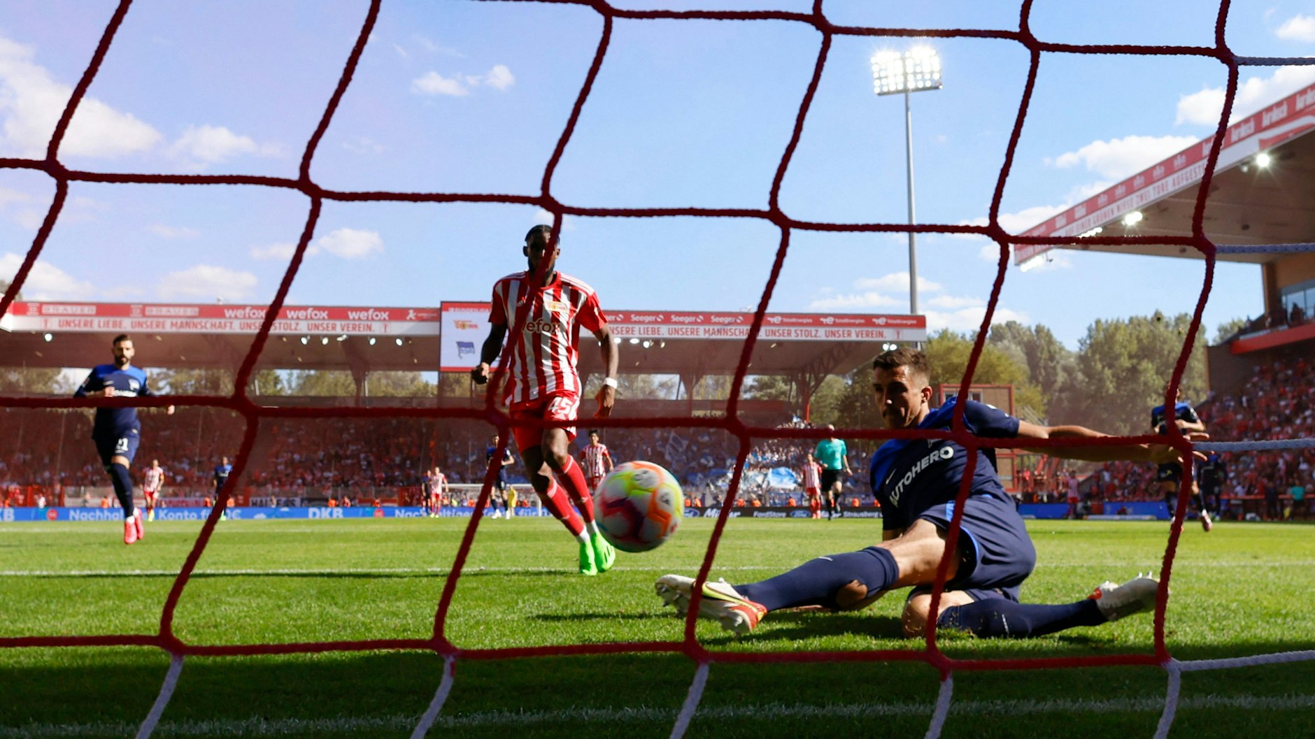 Union-Stürmer Jordan Siebatcheu (Mitte) erzielt das 1:0, Herthas Verteidiger Marc Kempf kommt zu spät.