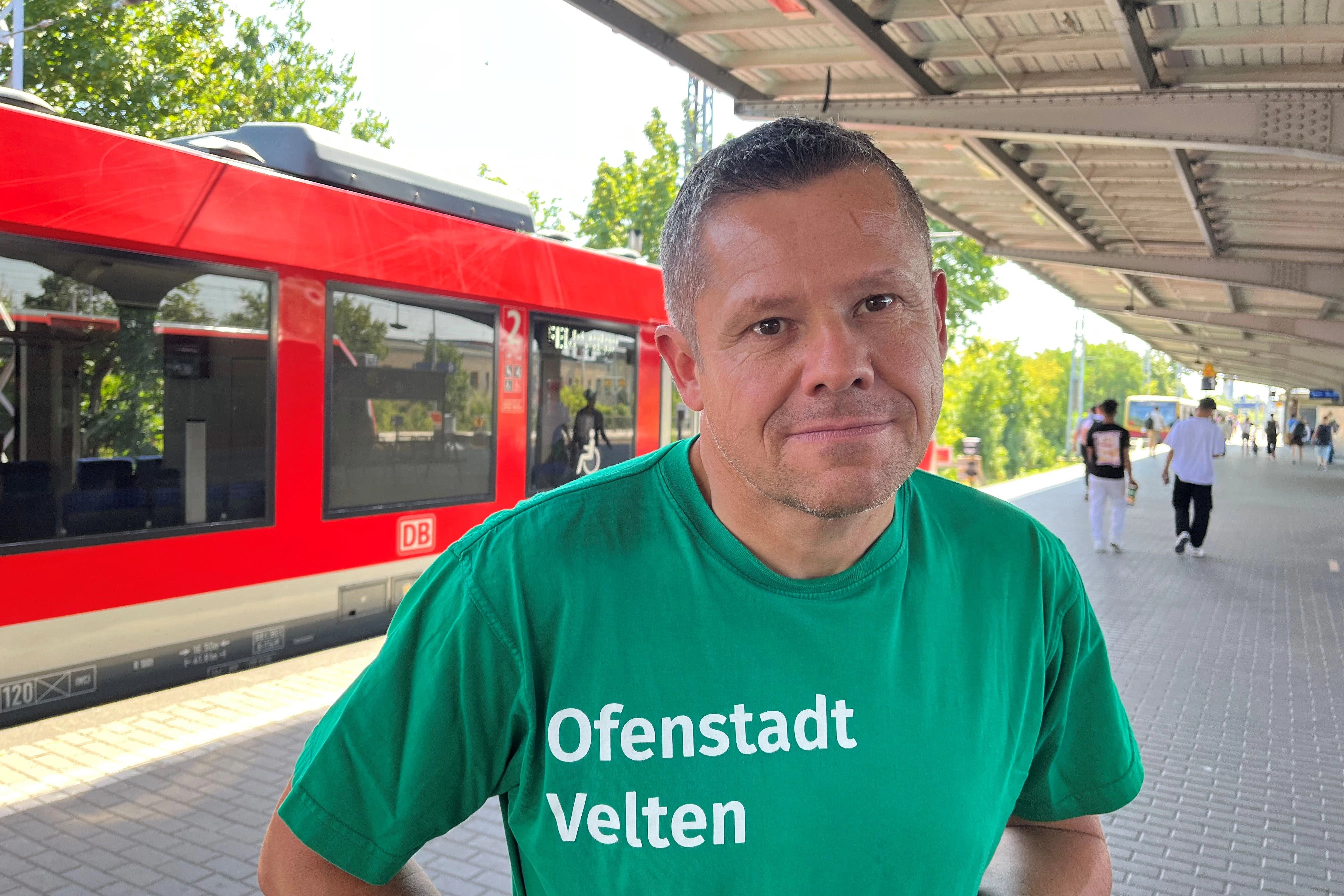 Sven Krein auf dem Bahnhof Hennigsdorf. Der Bankkaufmann aus Velten pendelt nach Berlin-Wilmersdorf. 