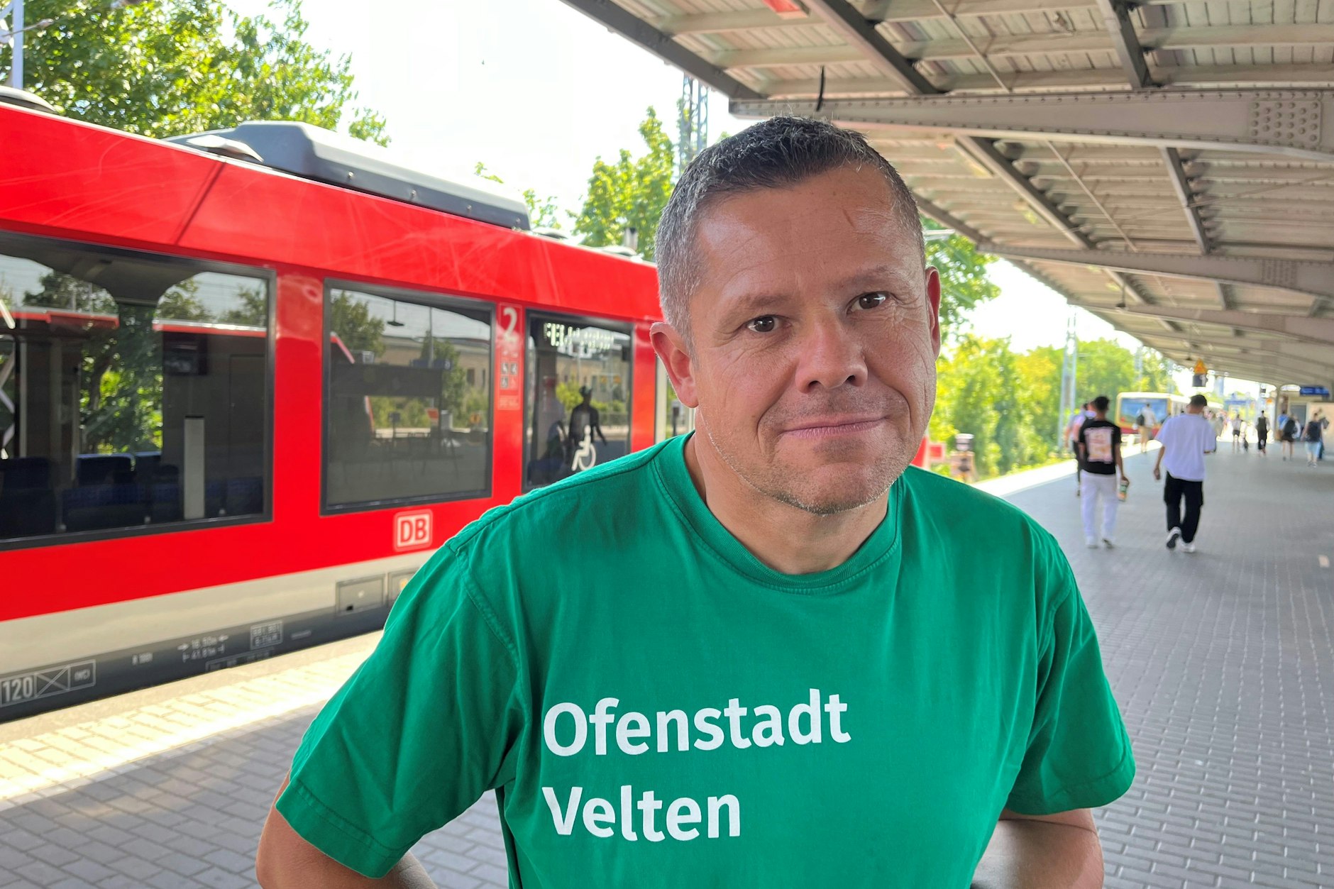 Sven Krein auf dem Bahnhof Hennigsdorf. Der Bankkaufmann aus Velten pendelt nach Berlin-Wilmersdorf.