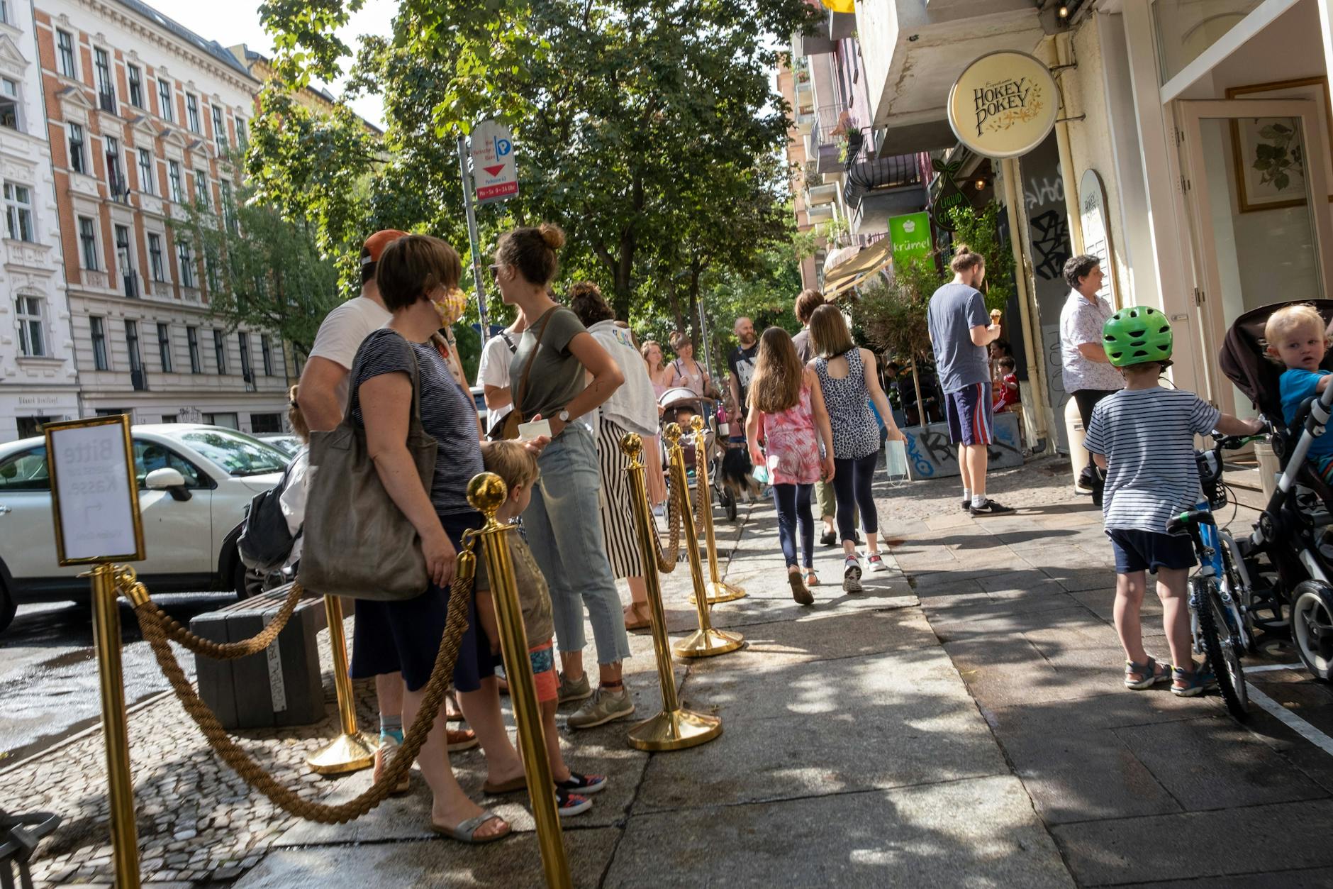 So kennt man das: Schlange stehen am Eisladen Hokey Pokey in der Stargarder Straße.