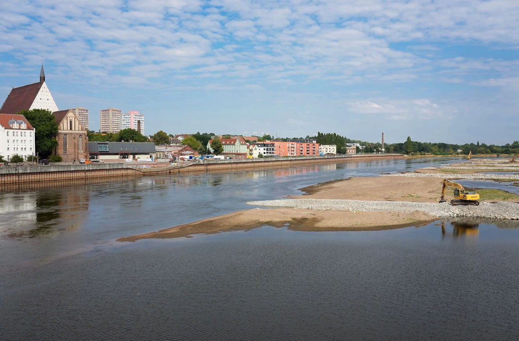 Große Sandbänke sichtbar: Viel zu wenig Wasser in der Oder