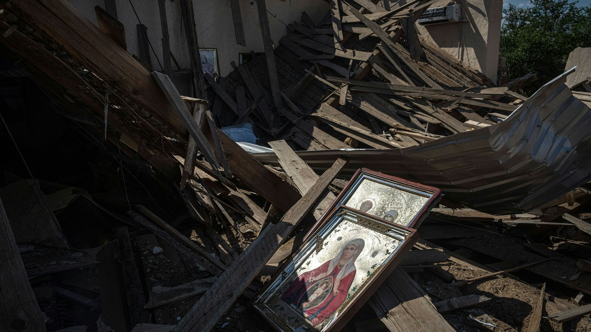 Ikonen liegen in den Trümmern einer von russischer Artillerie zerstörten Kirche.