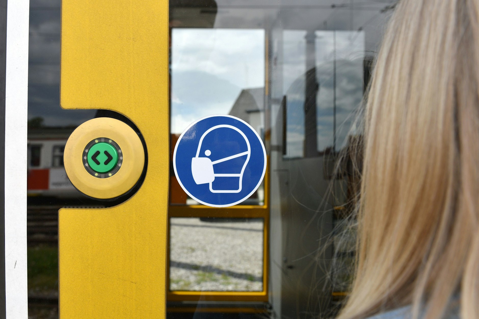 Im öffentlichen Nahverkehr gilt aktuell noch die FFP2-Maskenpflicht.