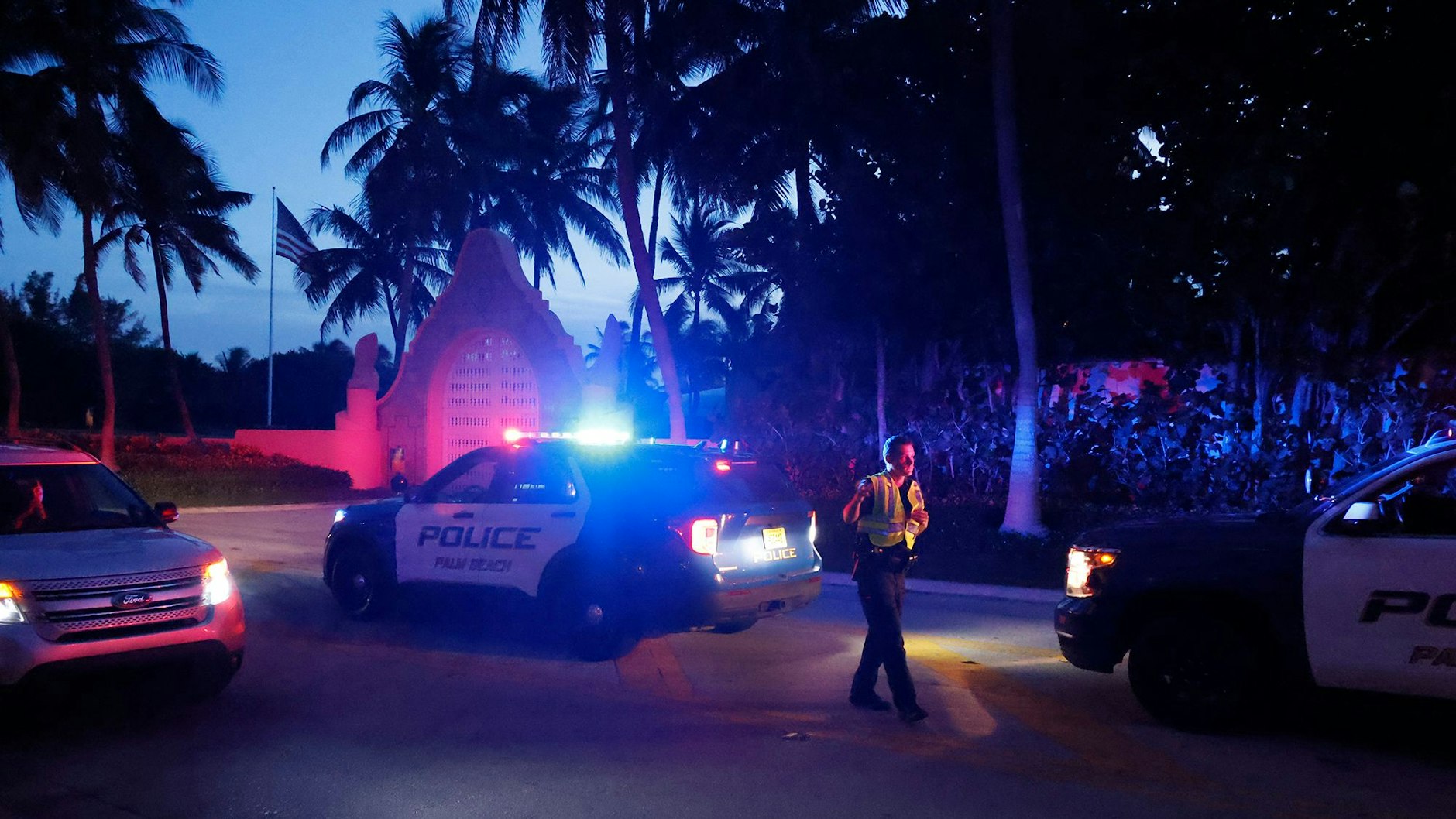 Polizisten regeln den Verkehr vor einem Eingang zum Mar-a-Lago-Anwesen von Donald Trump. Die Bundespolizei FBI hat am Montag dessen Anwesen in Mar-a-Lago im US-Bundesstaat Florida durchsucht.
