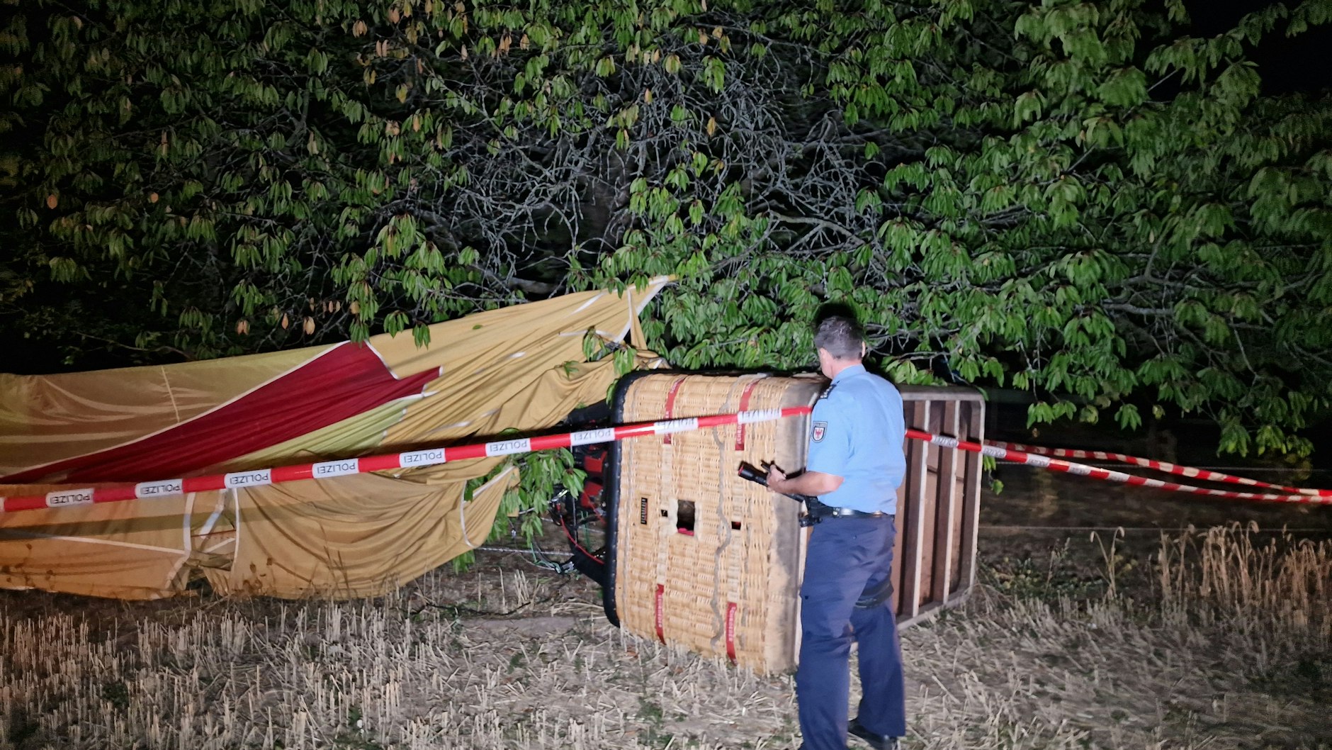 Bei einem Unfall mit einem Heißluftballon ist am Montagabend ein Mann in Beelitz ums Leben gekommen.