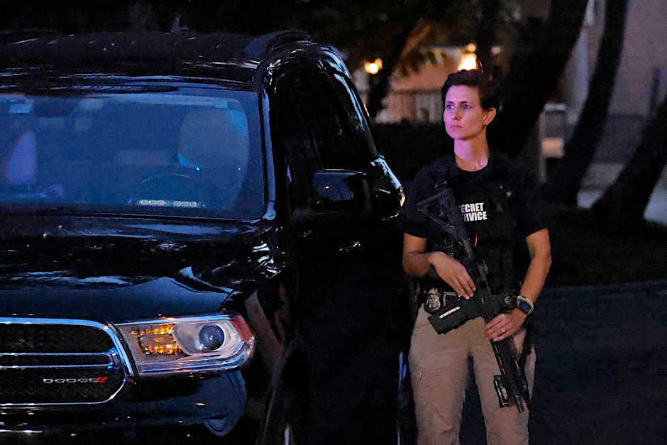 Eine bewaffnete Secret-Service-Agentin steht vor dem Eingang zum Mar-a-Lago-Anwesen des ehemaligen Präsidenten Donald Trump.