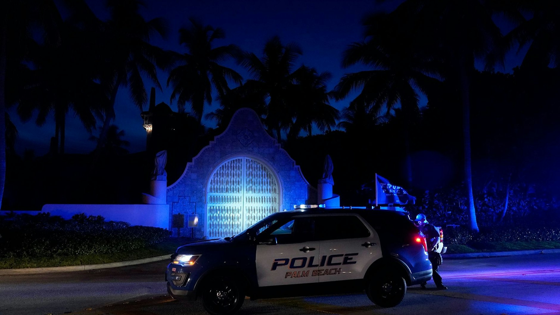 Polizisten stehen vor dem Eingang des Mar-a-Lago-Anwesens des ehemaligen US-Präsidenten Trump.