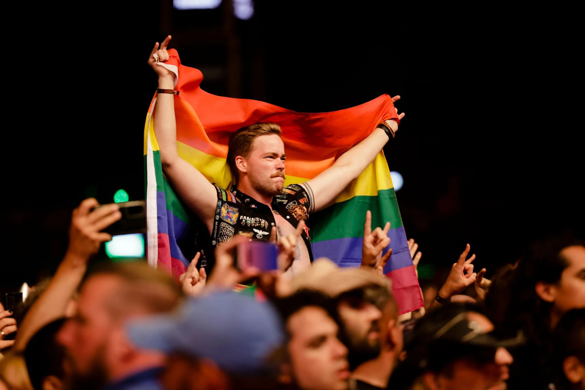 Metal-Fans beim Auftritt der britischen Band Judas Priest in Wacken.  