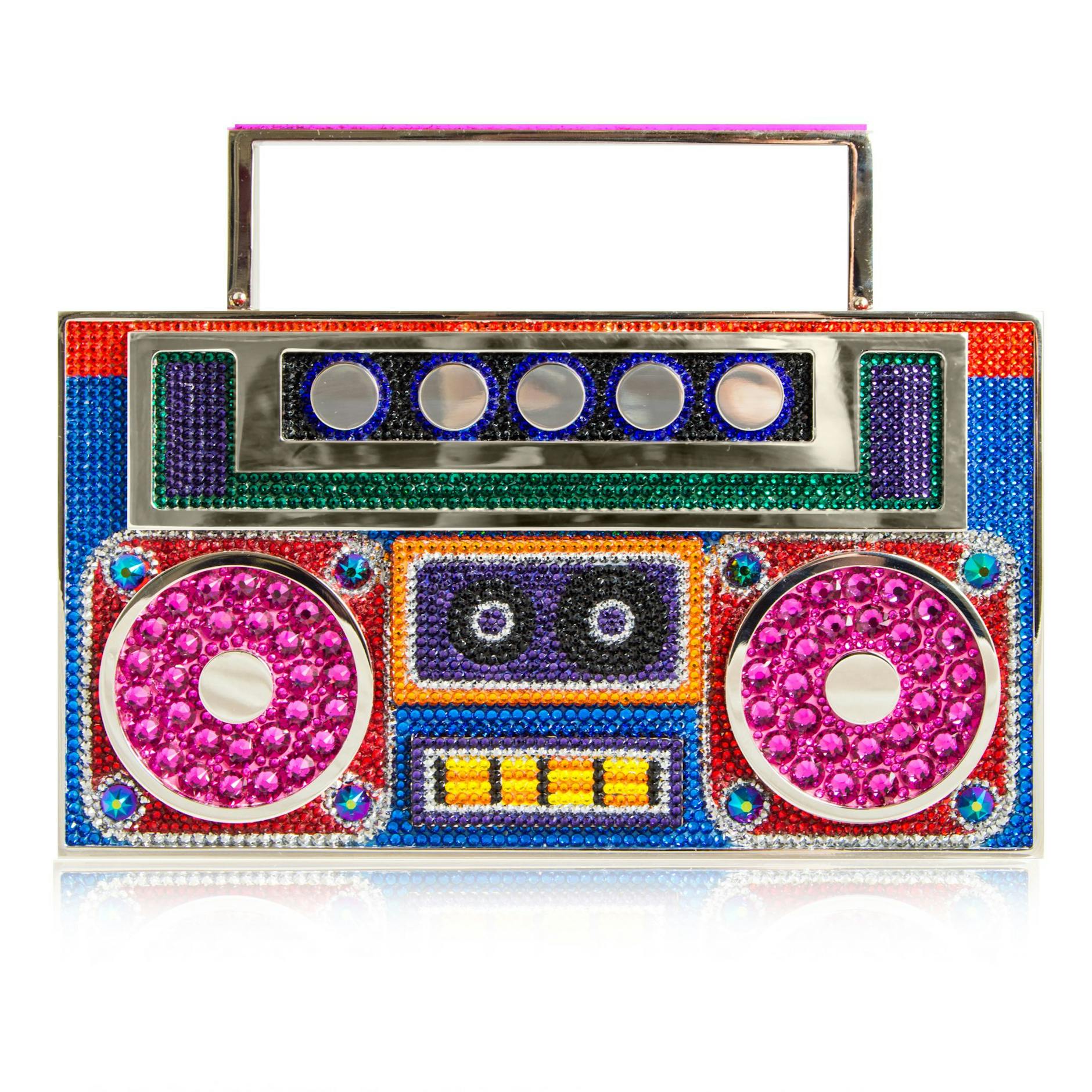 Die amerikanischen Luxusmarke Judith Leiber Couture ist für quirlige Bags bekannt. Boombox-Clutches sind ein Dauerbrenner, wie diese mit Glitzersteinchen besetzte „Boombox Brooklyn Mookie“. Preis: knapp 5900 Euro.