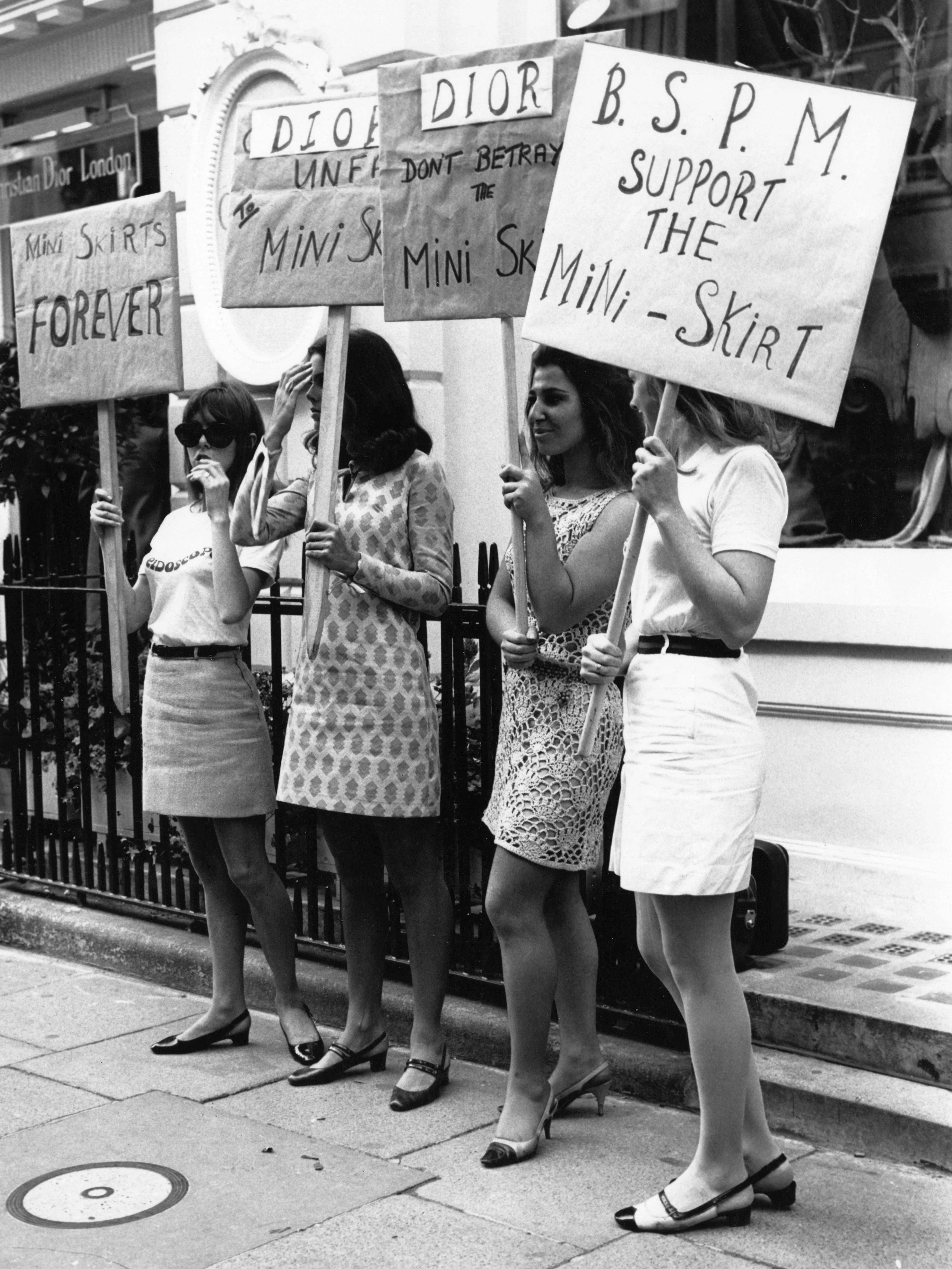 Für mehr Beinfreiheit: Londonerinnen fordern 1966 Miniröcke von Dior.