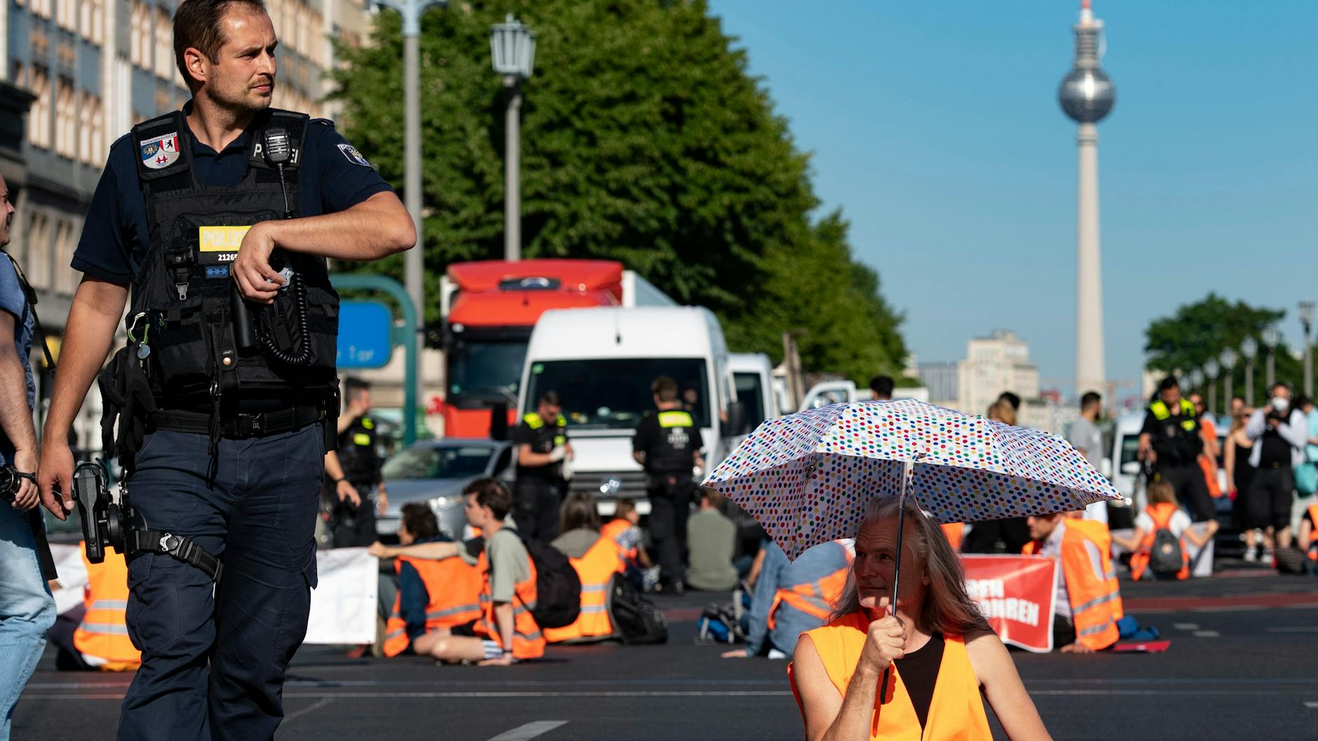 Nicht nur Jugendliche, auch ältere Menschen haben sich der Letzten Generation angeschlossen - wie hier am Frankfurter Tor.