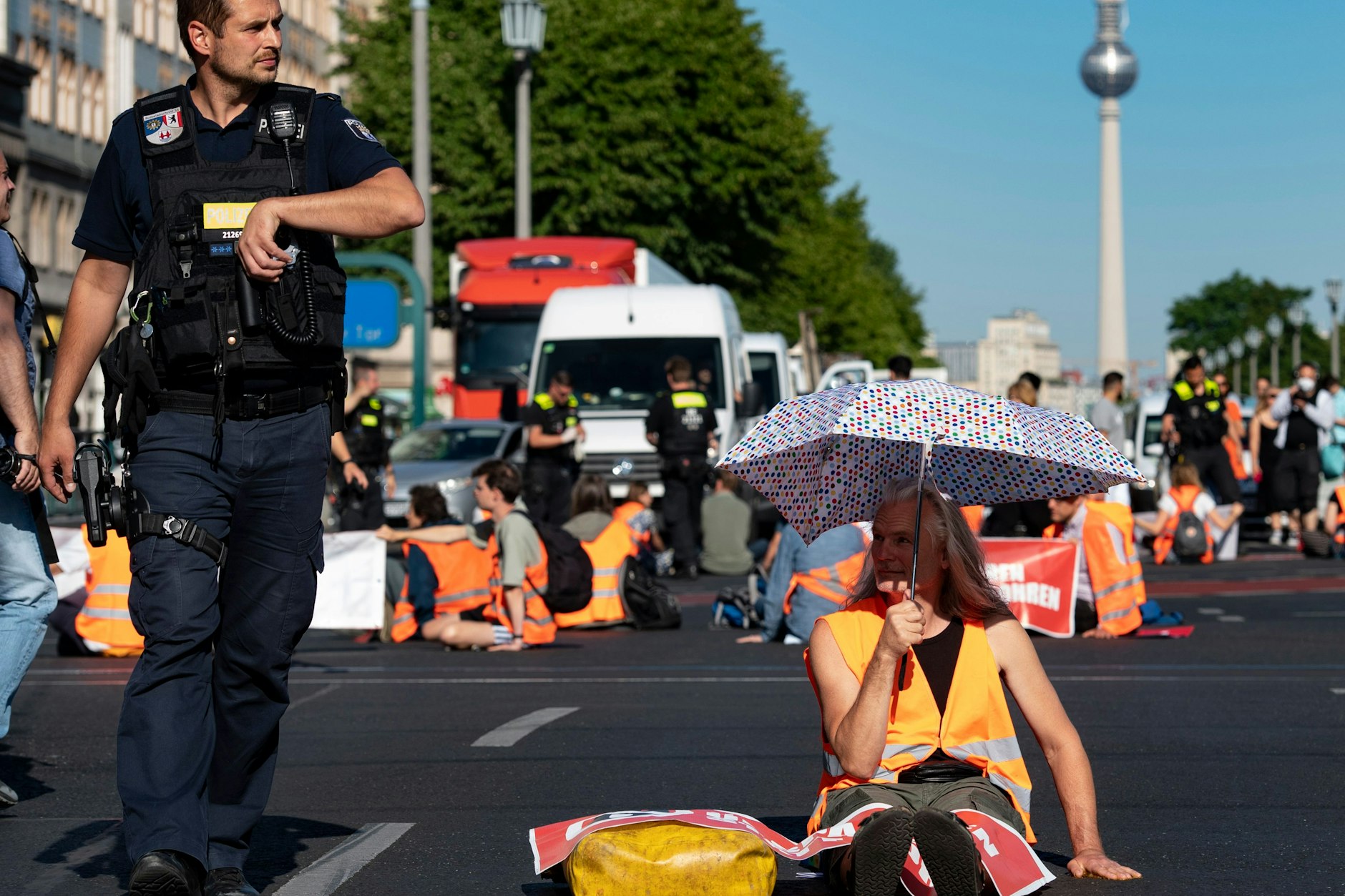 Klima-Kleber der Gruppe „Letzte Generation“ blockieren die Kreuzung am Frankfurter Tor in Berlin.