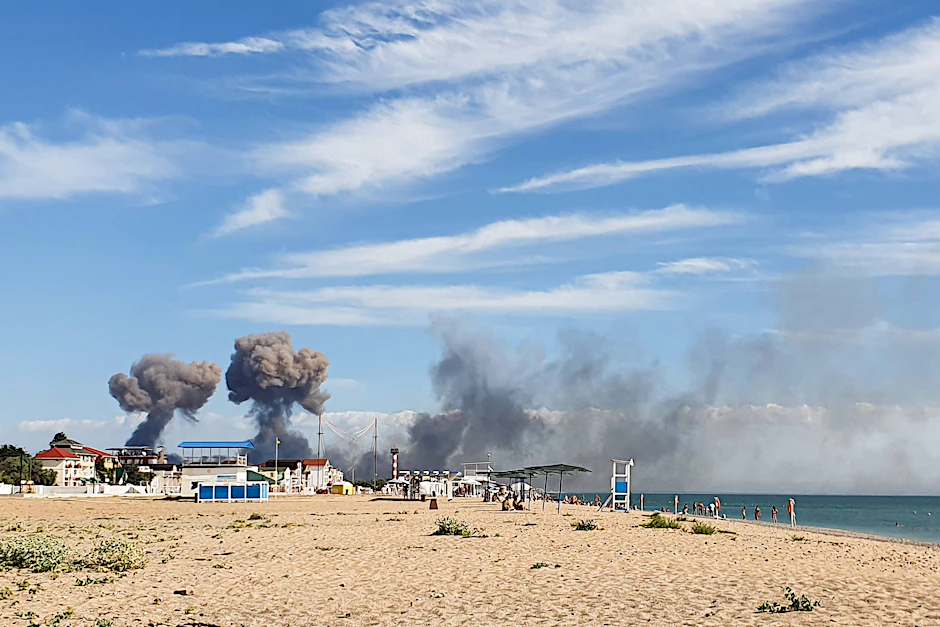 Rauch steigt auf, nachdem es auf der von Russland besetzten Halbinsel Krim zu Explosionen in einem Munitionslager gekommen ist.