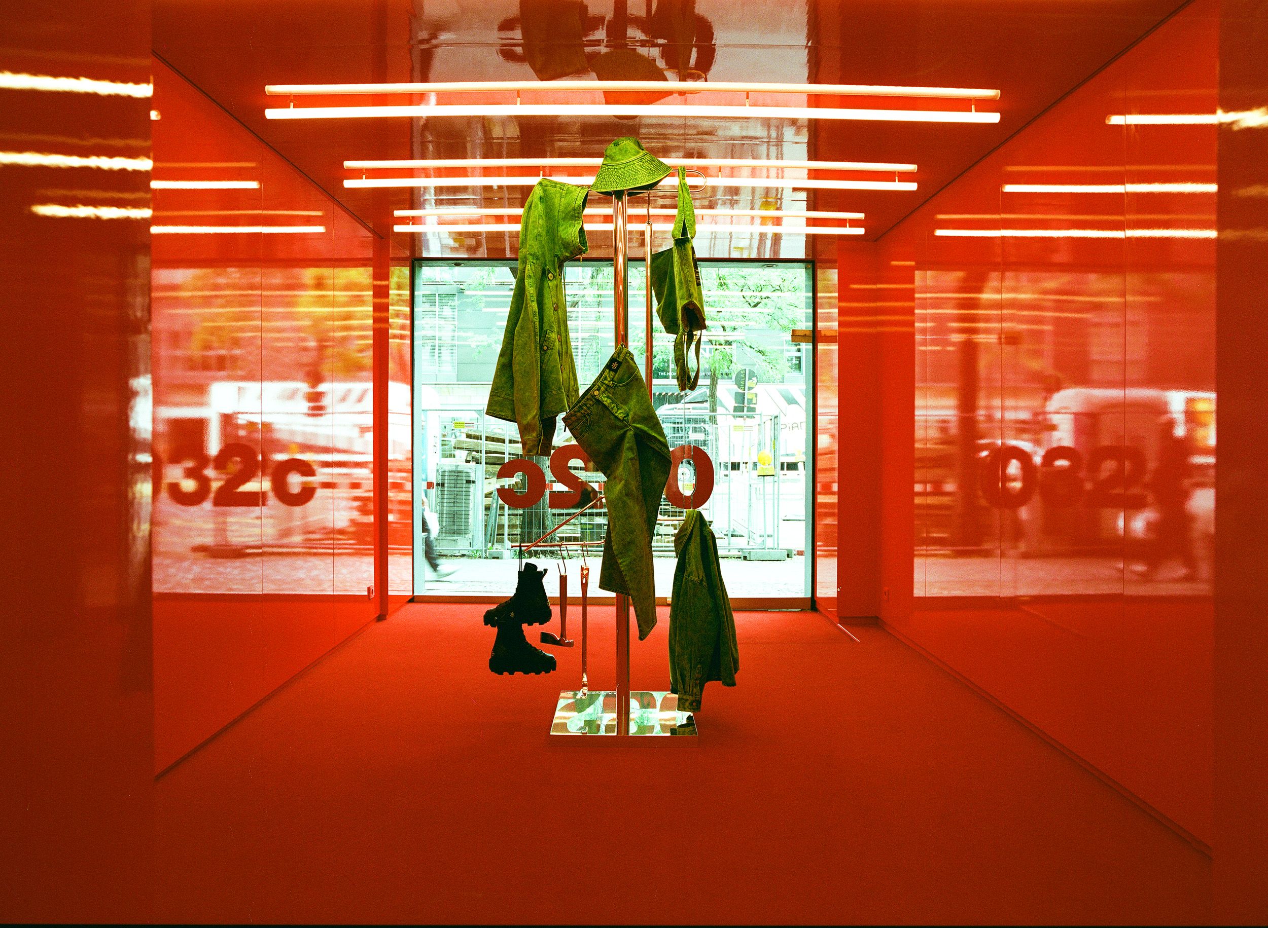 032c in Charlottenburg: Begehbares Sex Tape auf der Kantstraße