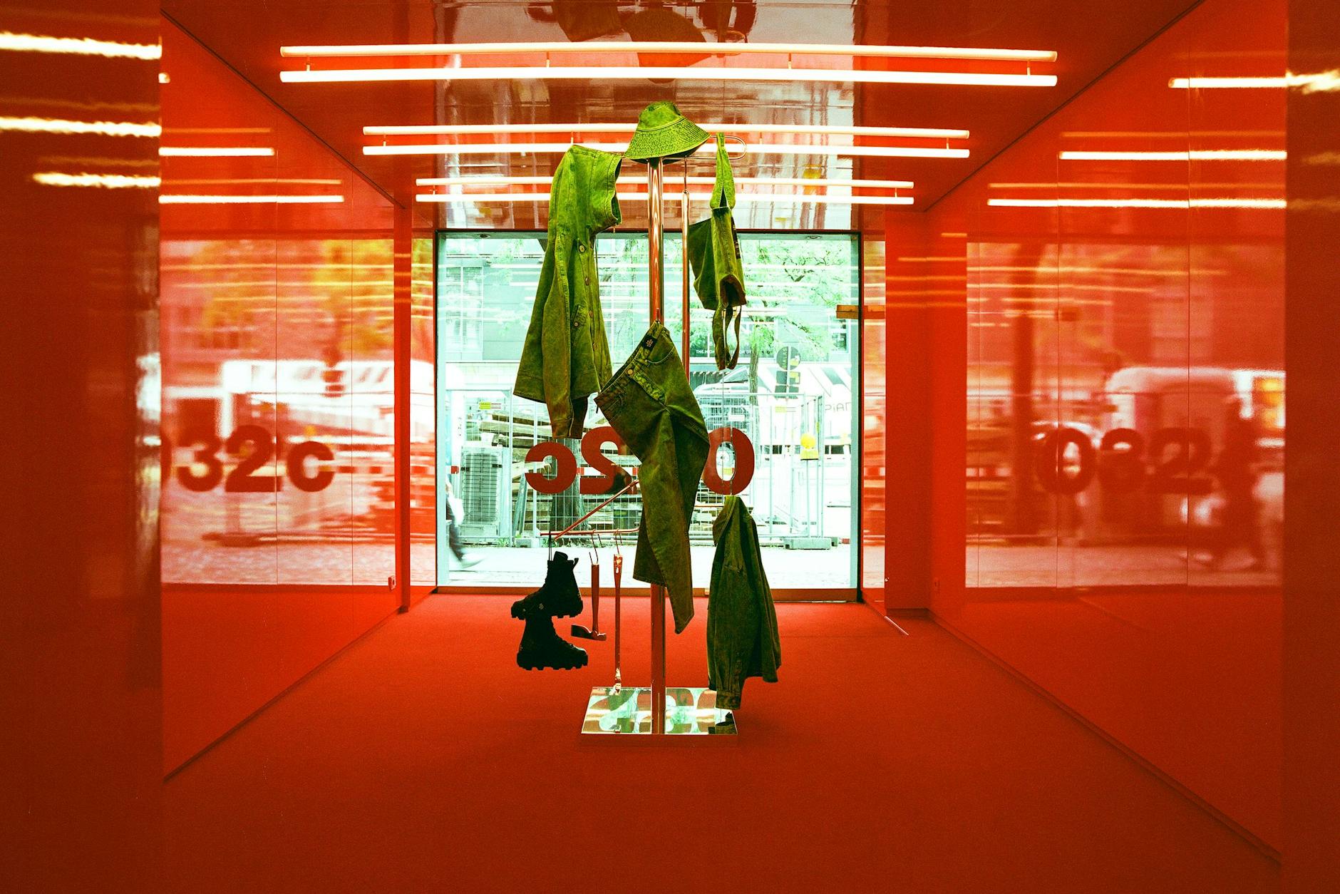 Eine mit Autofolie ausgekleidete Kabine, in der Mitte Kunst von Sterling Ruby: Das Entreé des 032c-Stores ist eine hitzige Projektionsfläche.