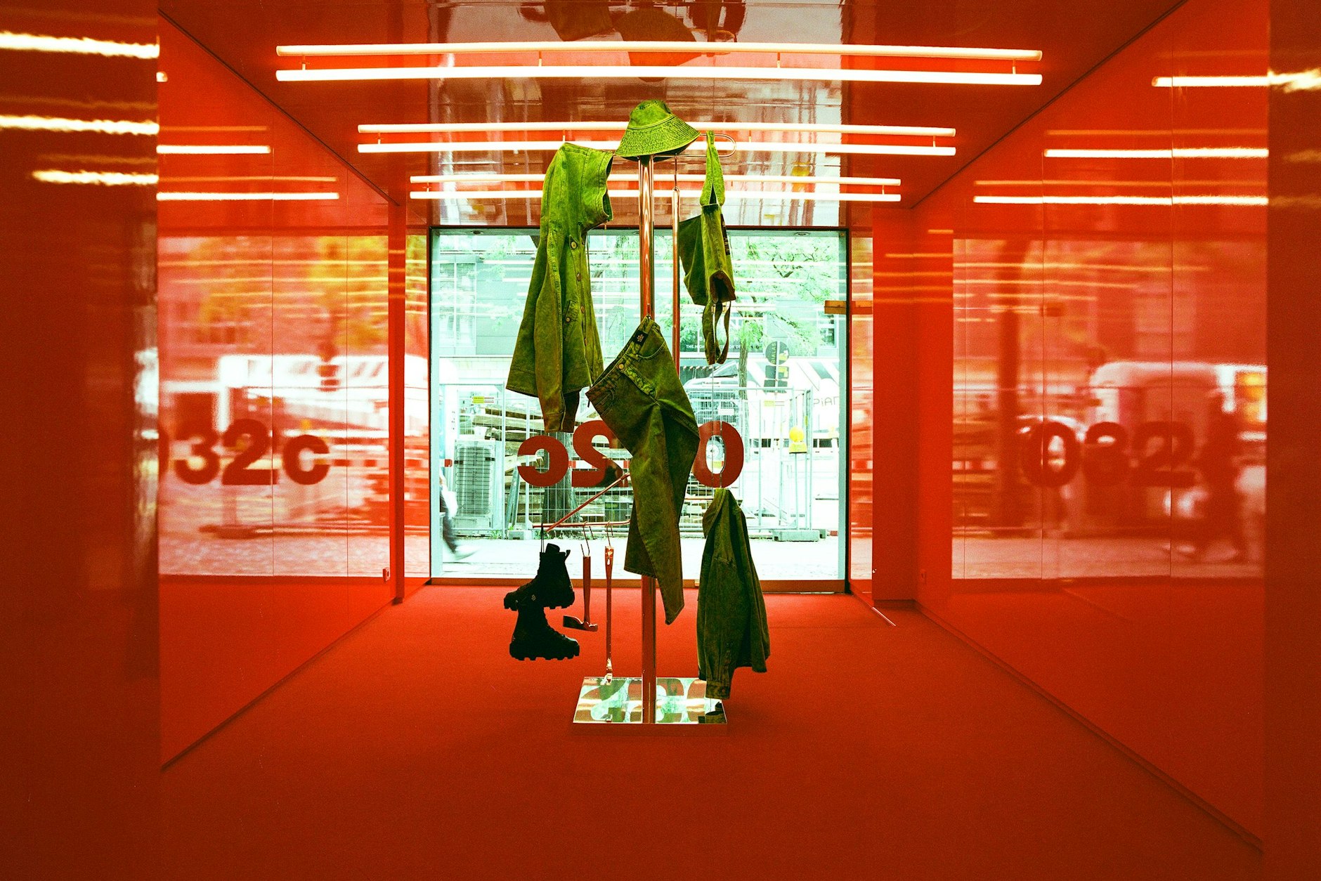 Eine mit Autofolie ausgekleidete Kabine, in der Mitte Kunst von Sterling Ruby: Das Entreé des  032c-Stores ist eine hitzige Projektionsfläche.