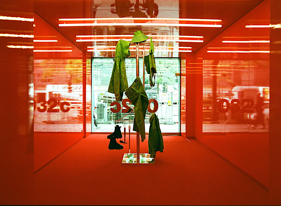 Eine mit Autofolie ausgekleidete Kabine, in der Mitte Kunst von Sterling Ruby: Das Entreé des  032c-Stores ist eine hitzige Projektionsfläche.