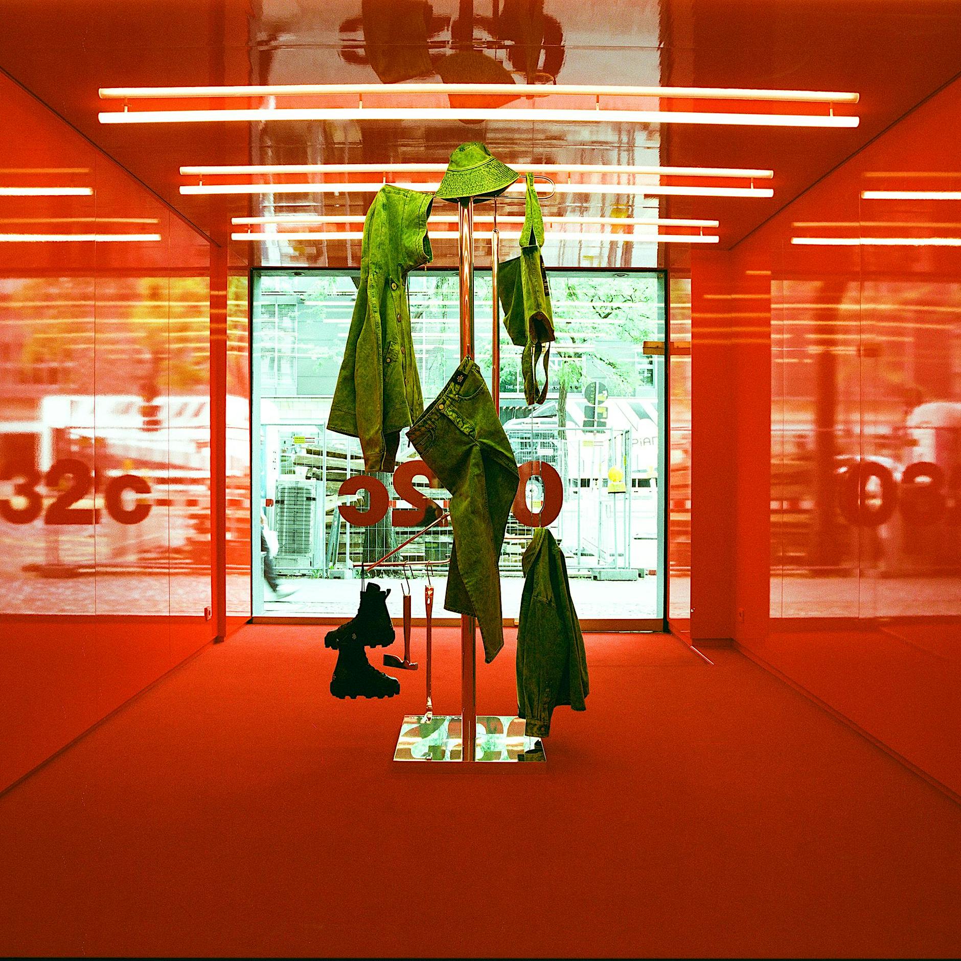 032c in Charlottenburg: Begehbares Sex Tape auf der Kantstraße