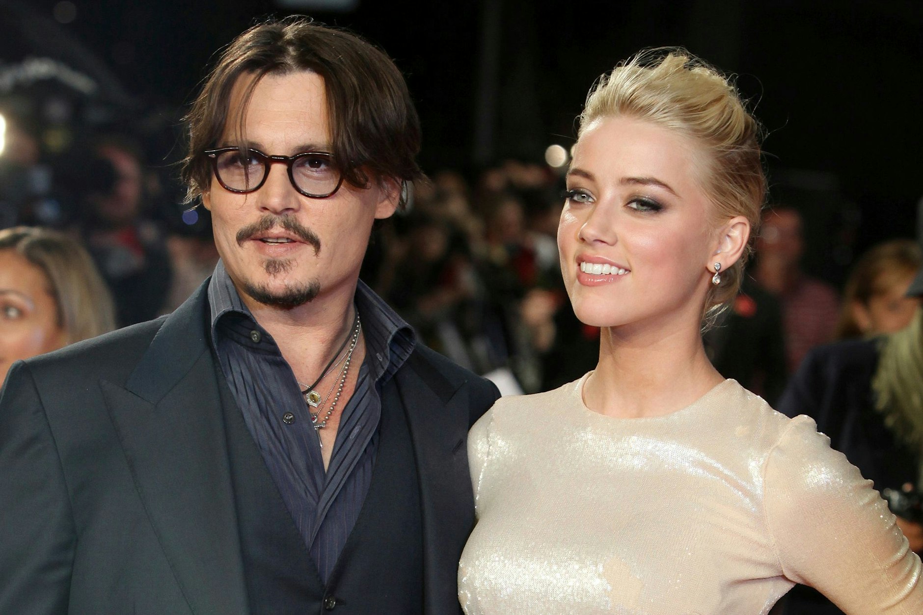 Johnny Depp und Amber Heard hatten sich als Co-Stars am Set von „The Rum Diary“ kennengelernt und waren ab 2012 ein Paar. Sie heirateten 2015.