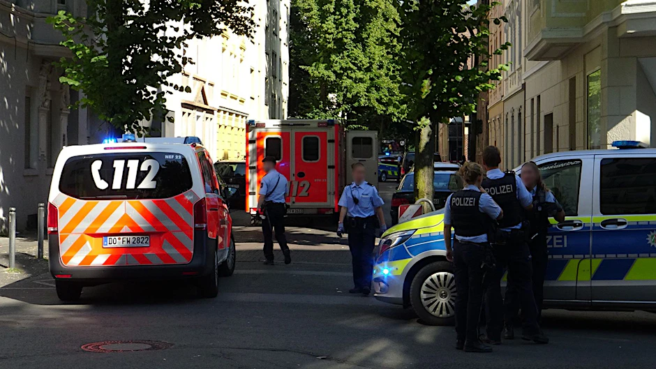 Rettungskräfte und Polizei am Einsatzort in Dortmund