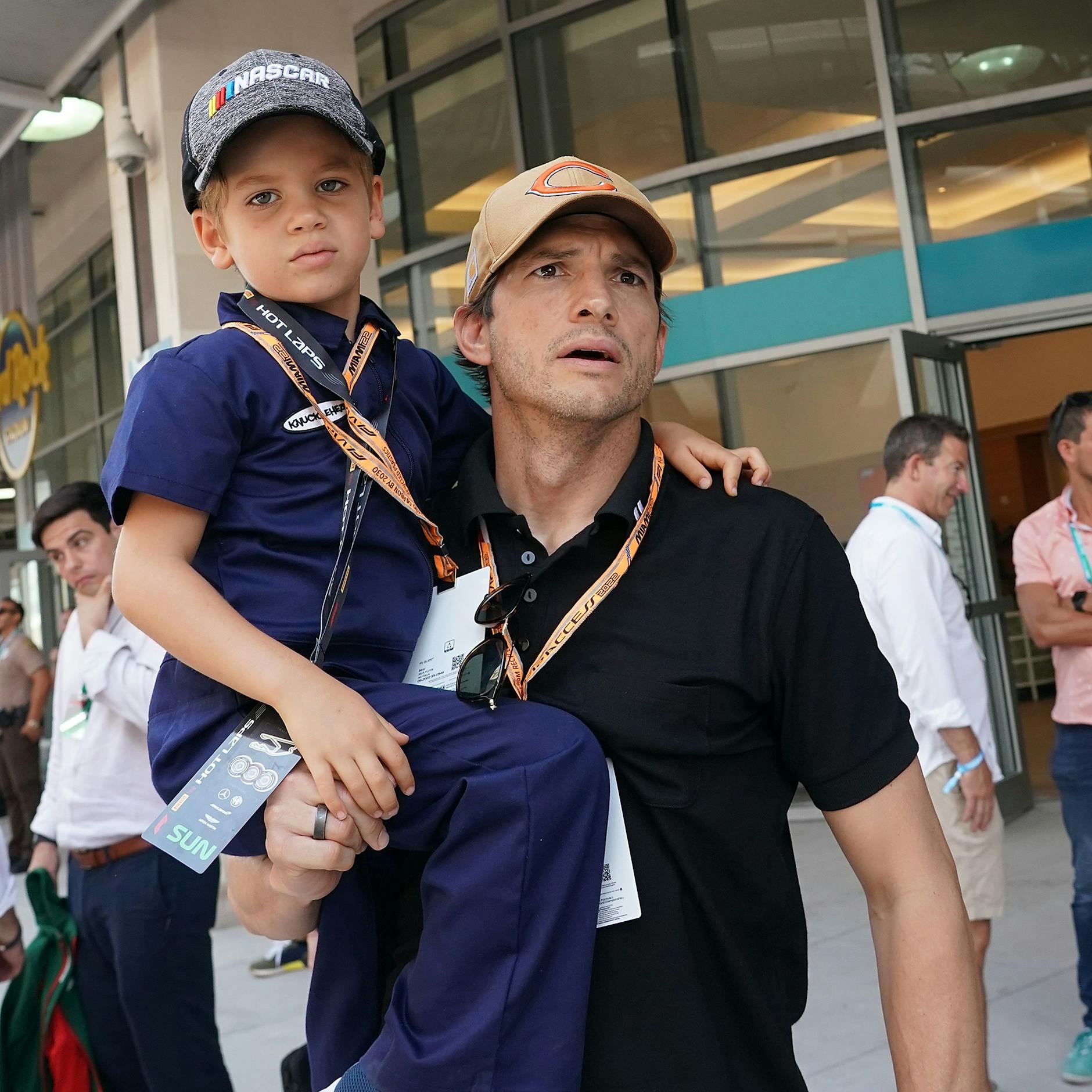 Schauspieler Ashton Kutscher besucht mit seinem Sohn Dimitri den Formel-1-Weltmeisterschafts-Grand-Prix von Miami.