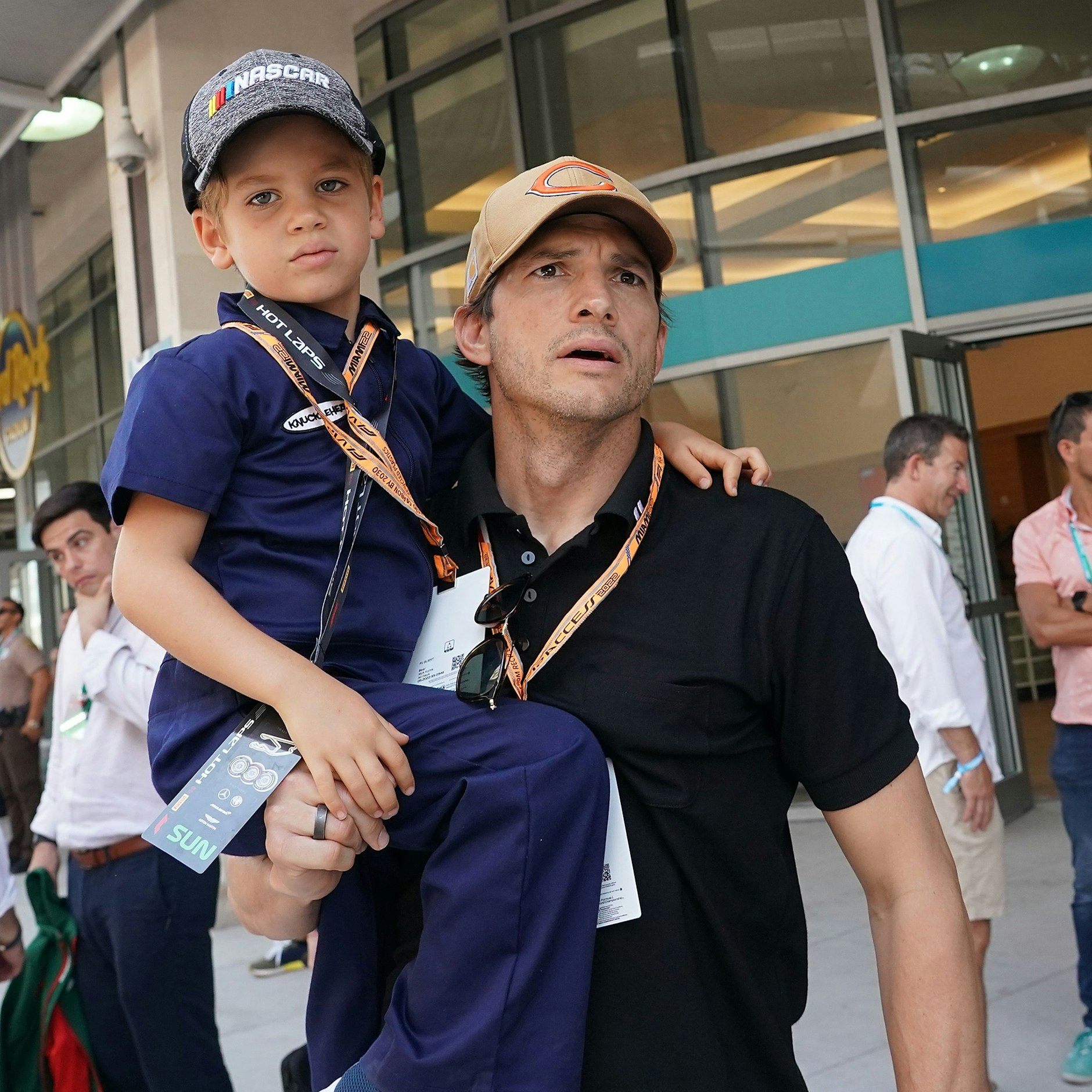 Schauspieler Ashton Kutscher besucht mit seinem Sohn&nbsp;Dimitri den Formel-1-Weltmeisterschafts-Grand-Prix von Miami.