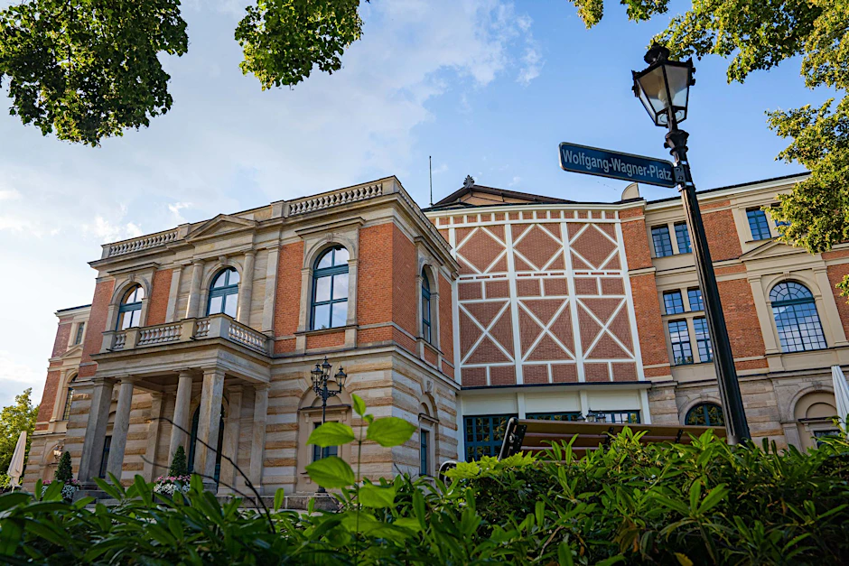 ARCHIV - Wolken ziehen über das Bayreuther Festspielhaus: Sexismusvorwürfe überschatten die Festspiele.  