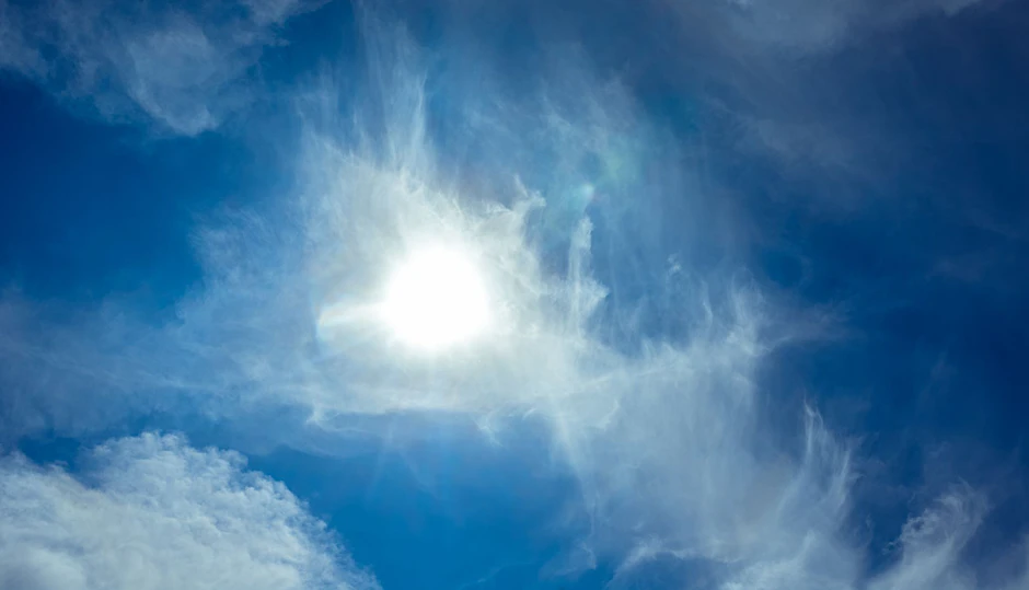 ARCHIV - Die Sonne scheint durch leichte Zirrus-Wolken hindurch.  