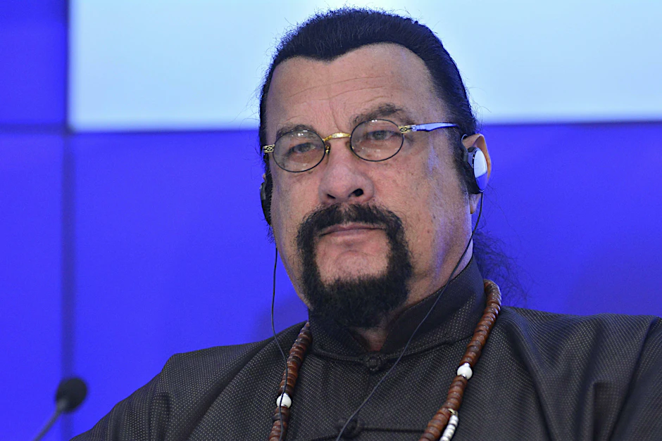 Steven Seagal, russischer Sonderbeauftragter für humanitäre Beziehungen, befindet sich derzeit im Donbass.