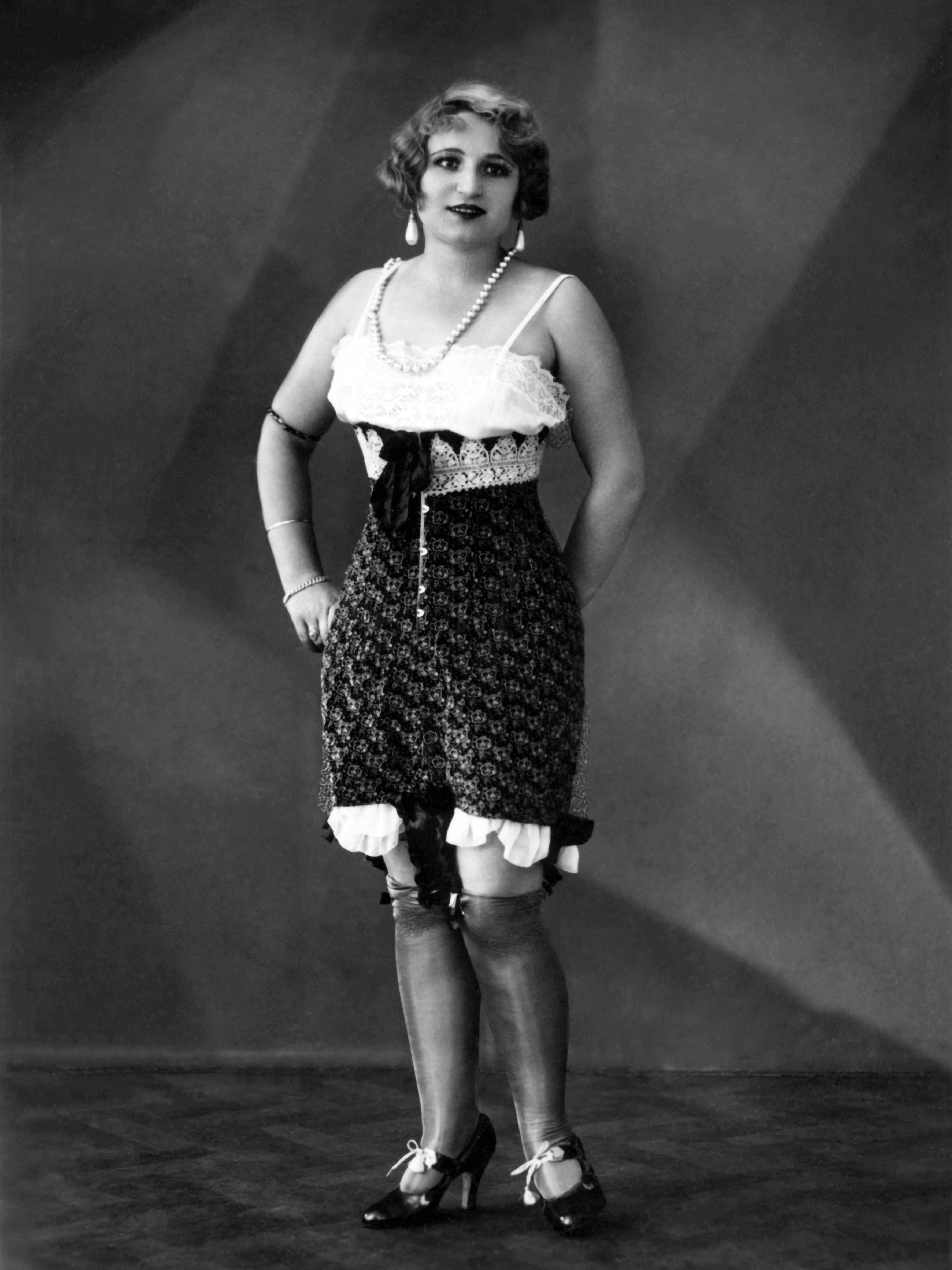 Bitte Luft anhalten: Eine Frau präsentiert sich 1920 im strengen Korsett.