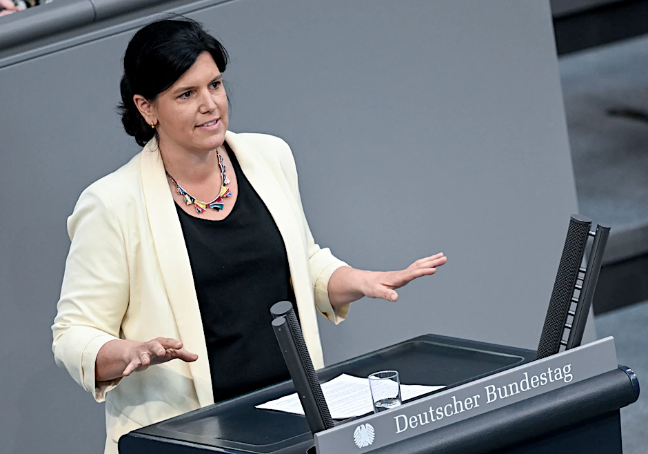 Carina Konrad (FDP) spricht bei der 33. Sitzung des Bundestags zu den Abgeordneten. Thema der Aktuellen Stunde ist "mehr Lebensmittel produzieren statt Ackerflächen stilllegen".