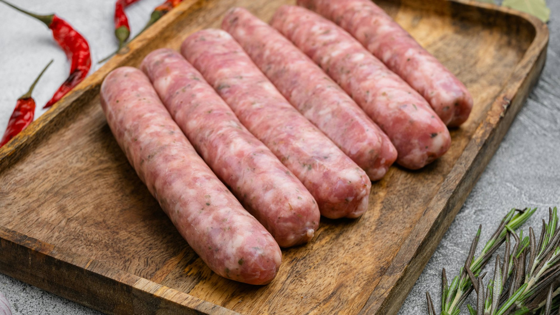 Rohe Bratwürste bilden die perfekte Basis für die Hackbällchen, denn die Fleischmasse ist bereits fertig gewürzt. Das verleiht der Carbonara besonderen Geschmack.