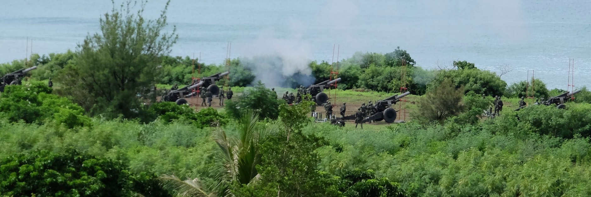 Während China die Eroberung Taiwans übt, hält dessen Militär Abwehr-Manöver ab.