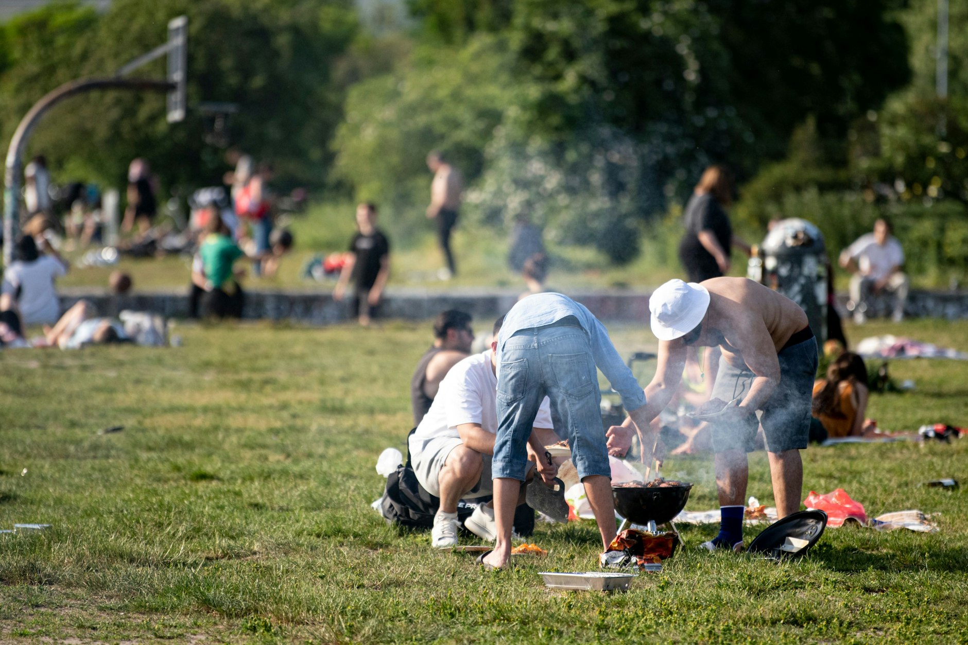 Drei Männer grillen bei sonnigen Wetter im Mauerpark.&nbsp;