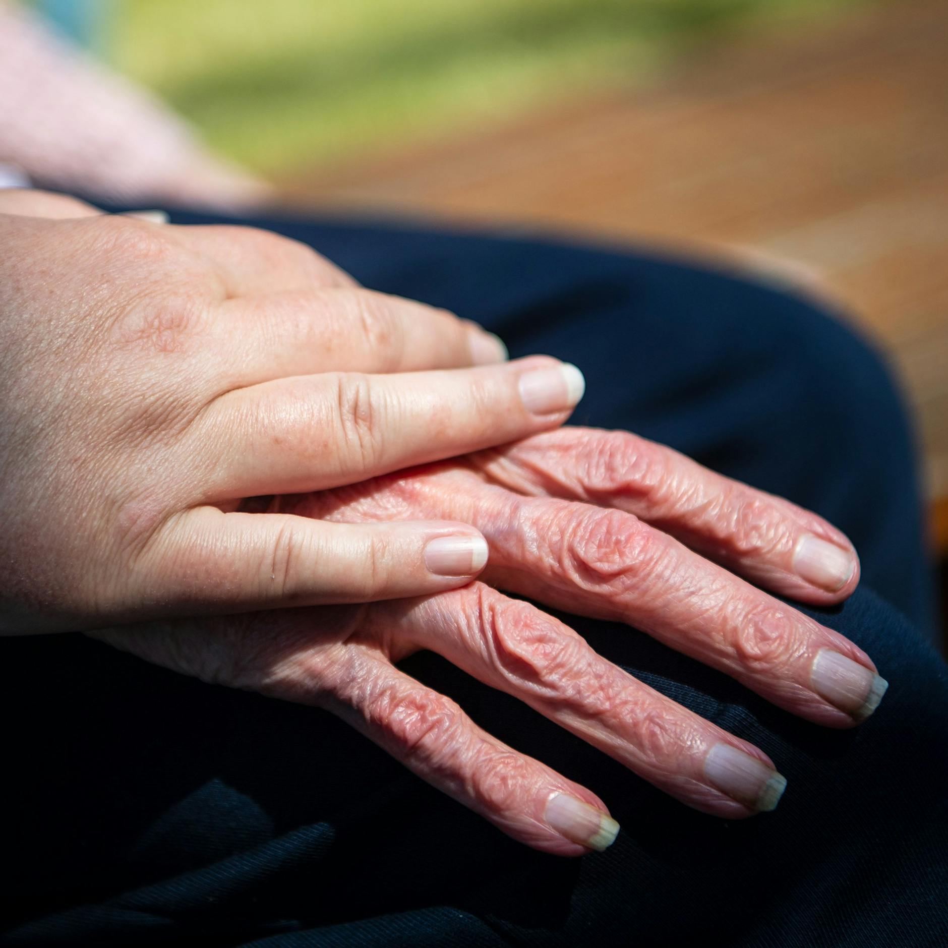 „Ich habe es satt!“ Pflegerin schmeißt Job hin, packt auf Twitter aus – und greift „Querdenker“ hart an