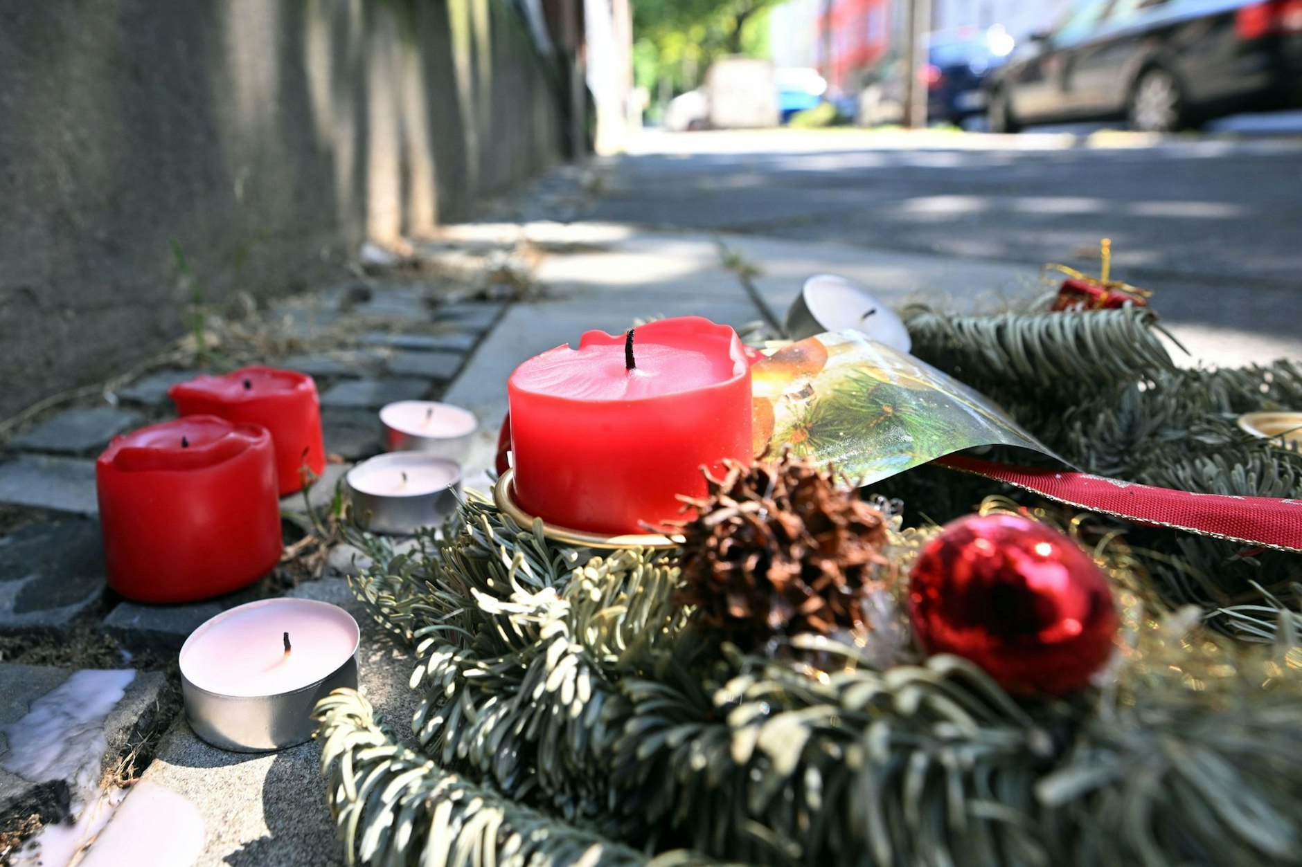 Kerzen erinnern an den Tod eines 16-jährigen Jugendlichen in Dortmund.
